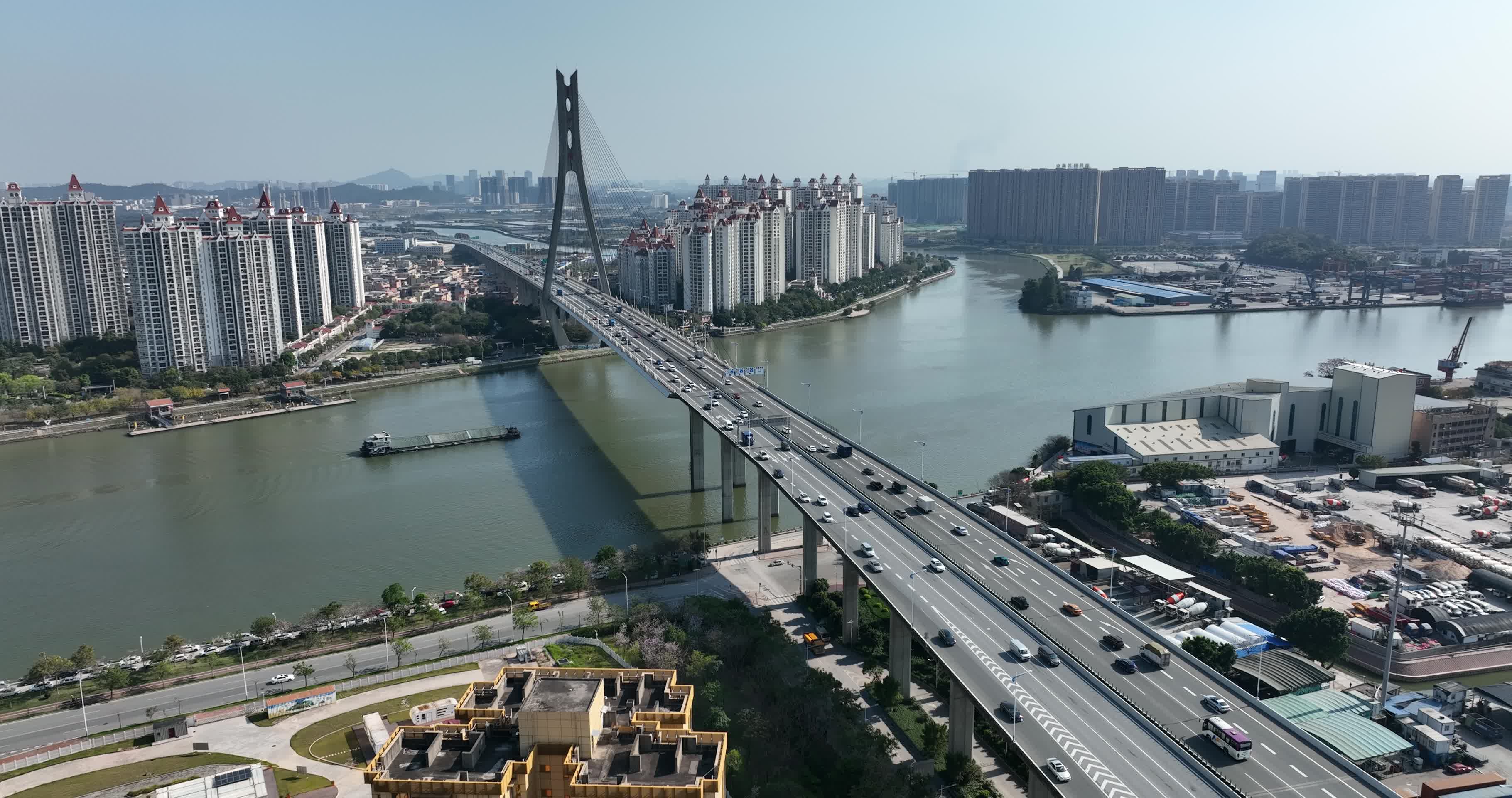 航拍广州东沙大桥交通车流视频的预览图