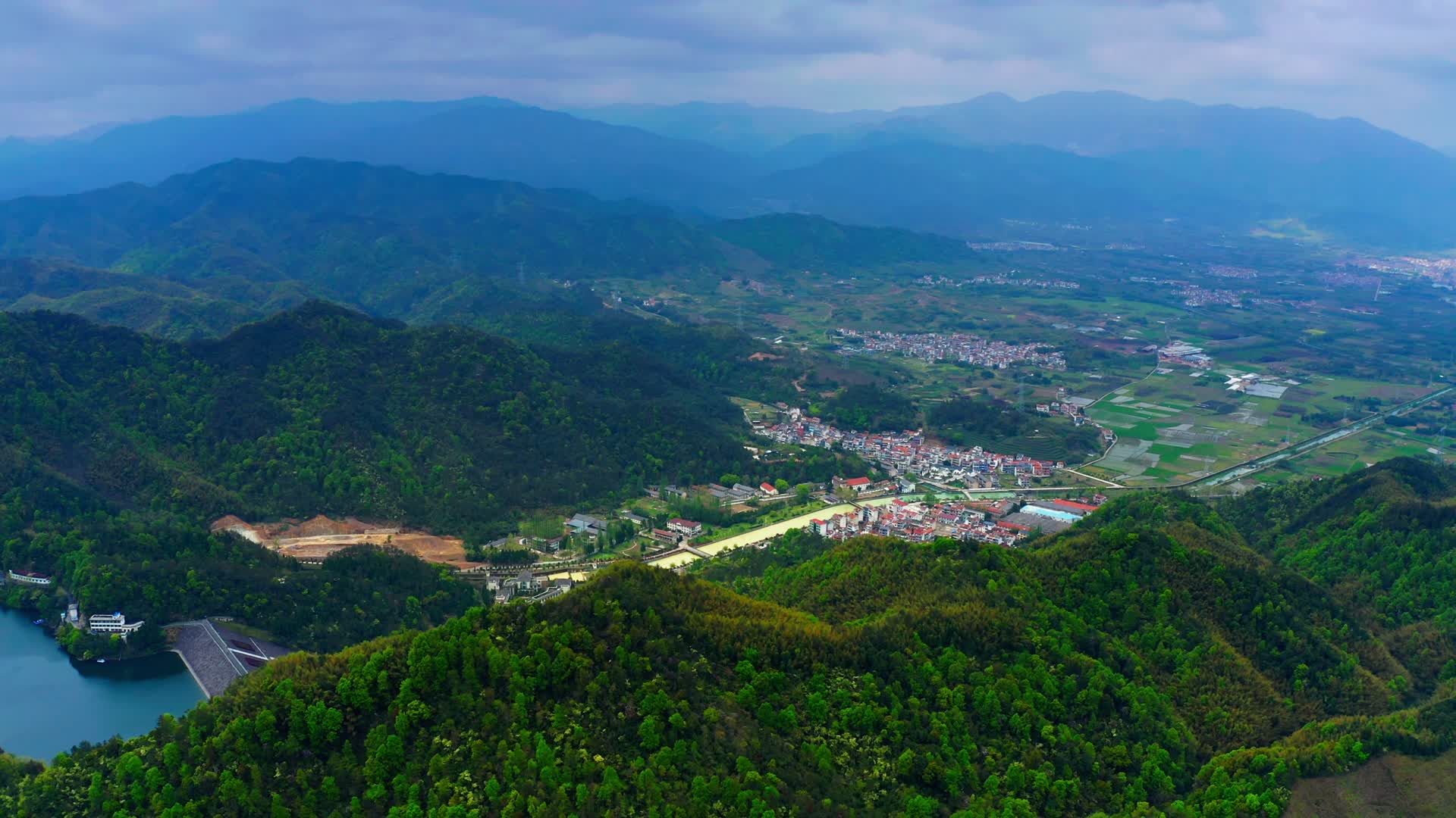 浙江绍兴南山湖风景区4K航拍视频的预览图