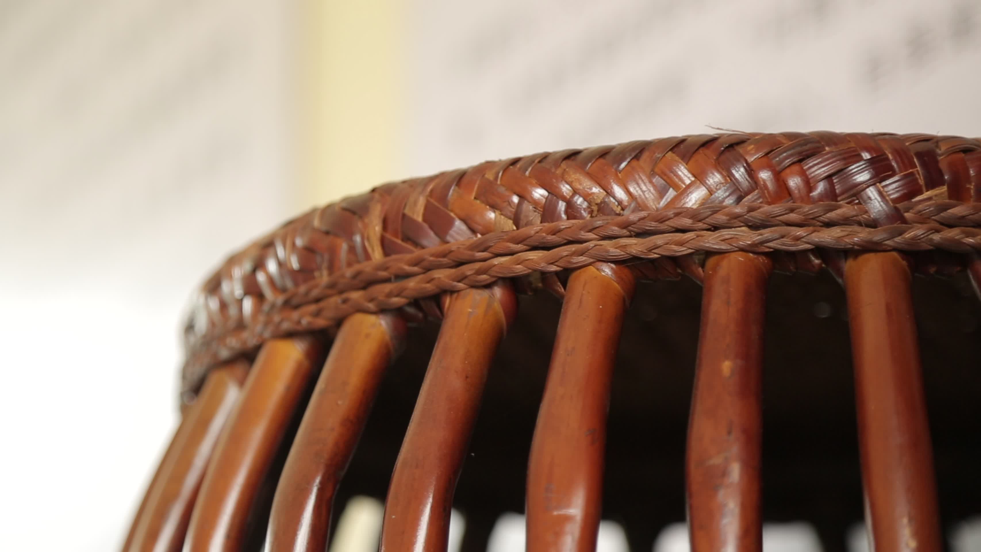 少数民族传统编织藤编鼓凳视频的预览图