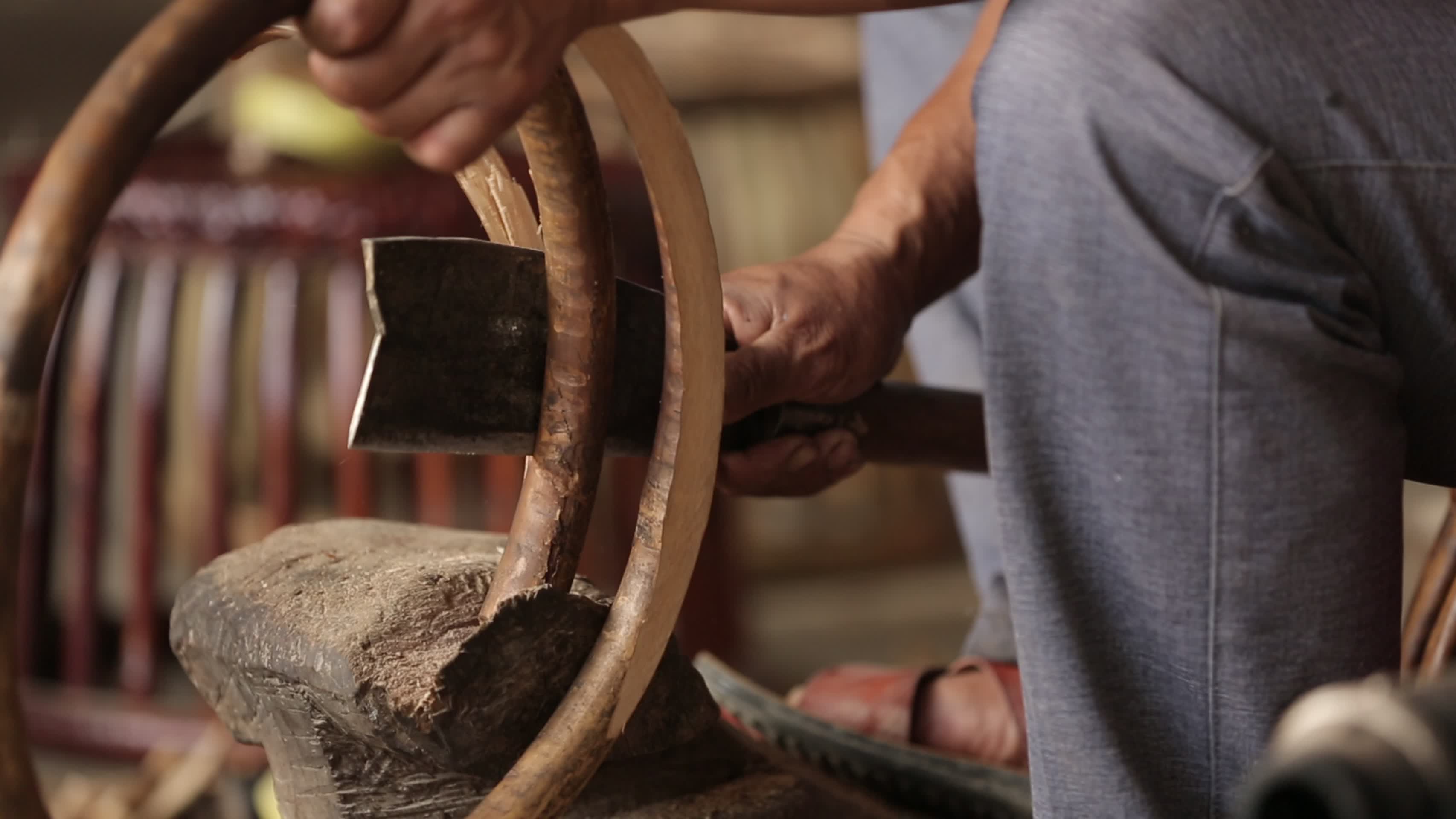 少数民族制作传统编织鼓凳过程实拍视频的预览图