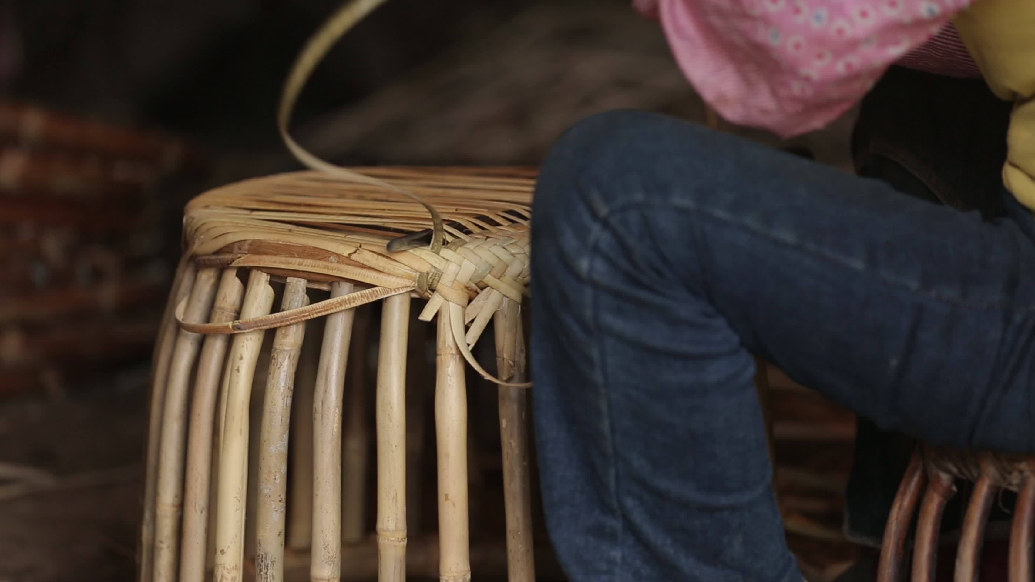 少数民族制作传统编织鼓凳视频的预览图
