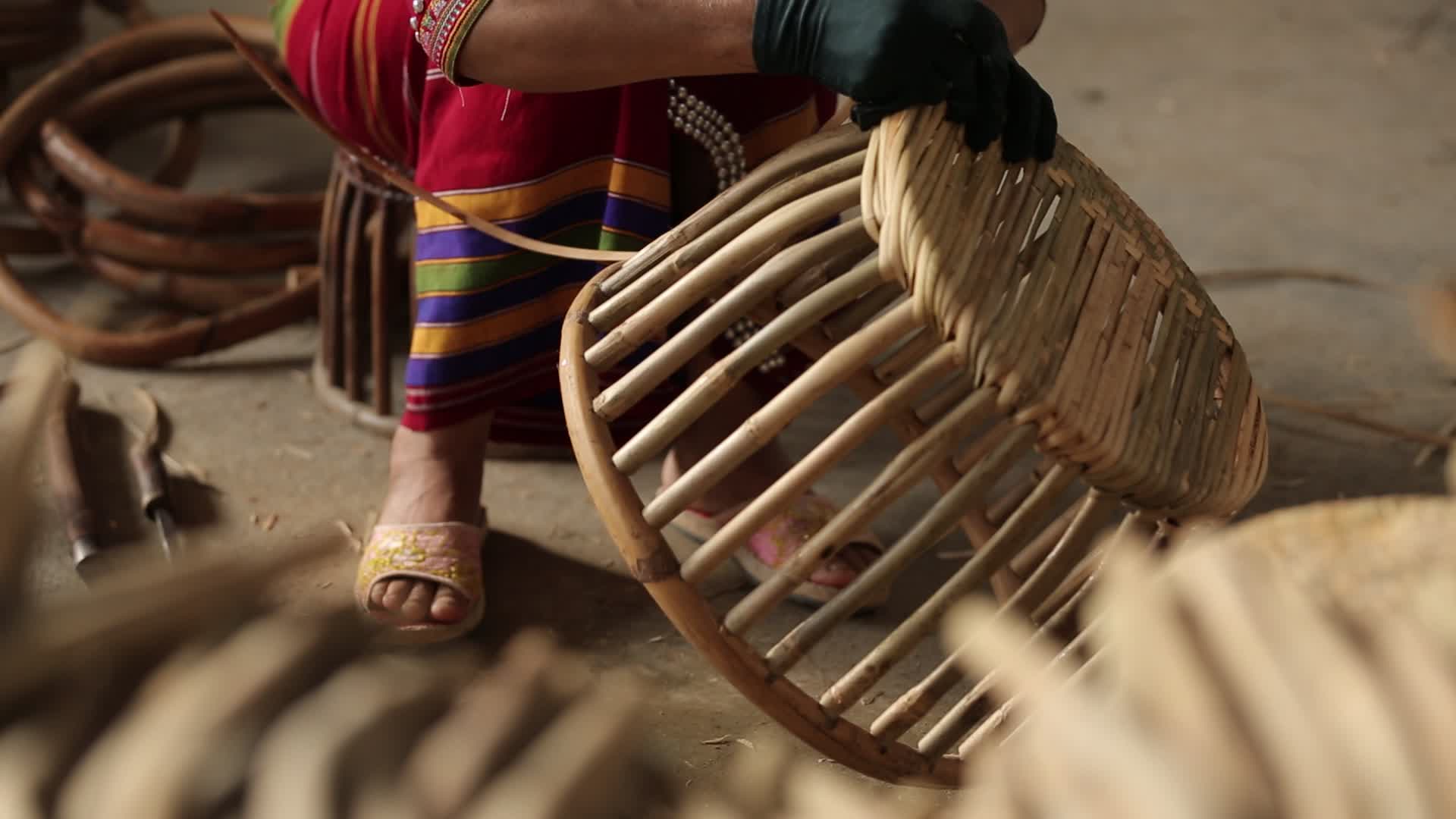 实拍少数民族制作传统编织鼓凳视频的预览图