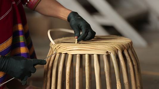 少数民族制作传统编织鼓凳视频的预览图