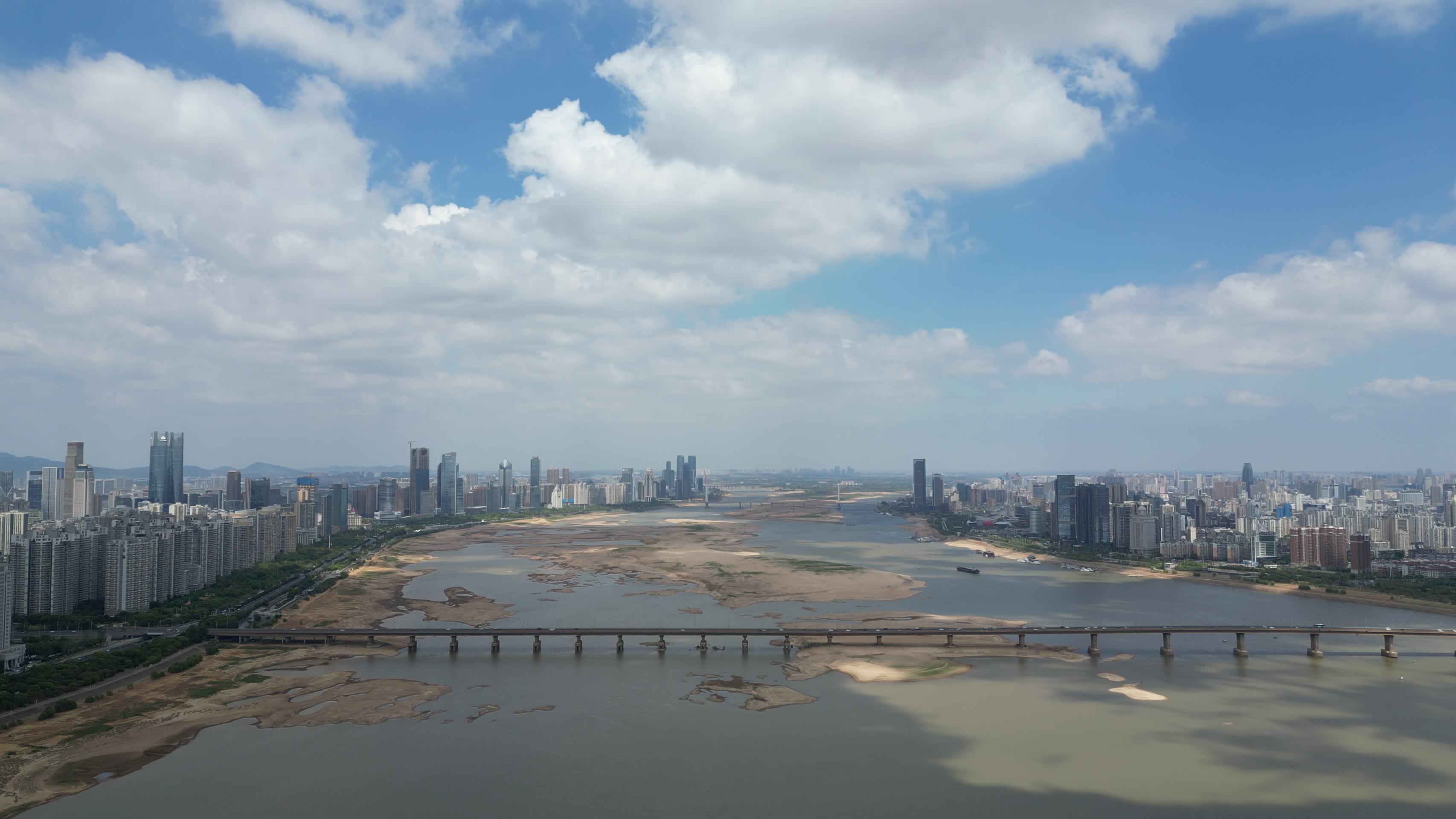 航拍江西南昌大桥交通视频的预览图