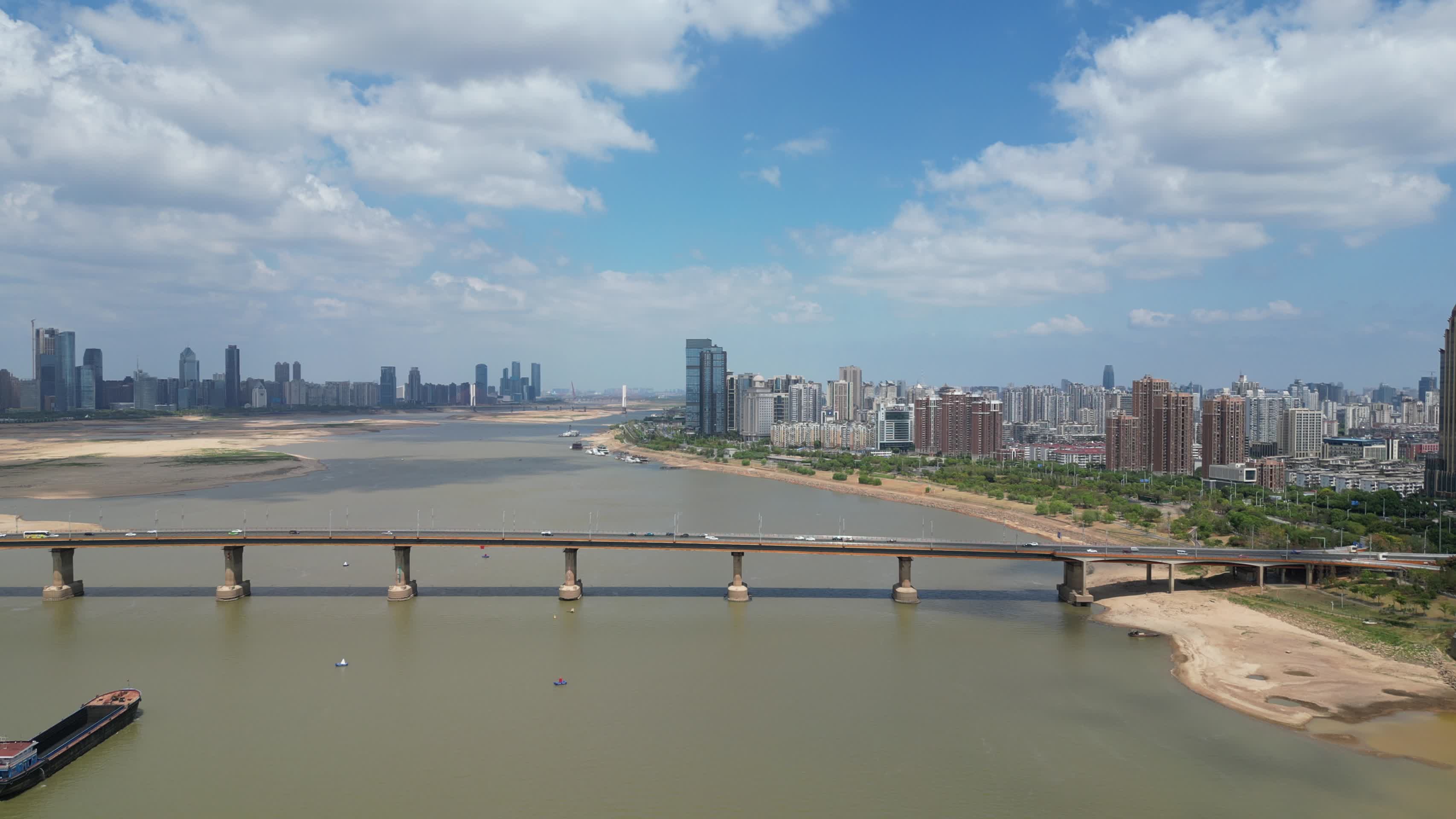 航拍江西南昌大桥交通视频的预览图