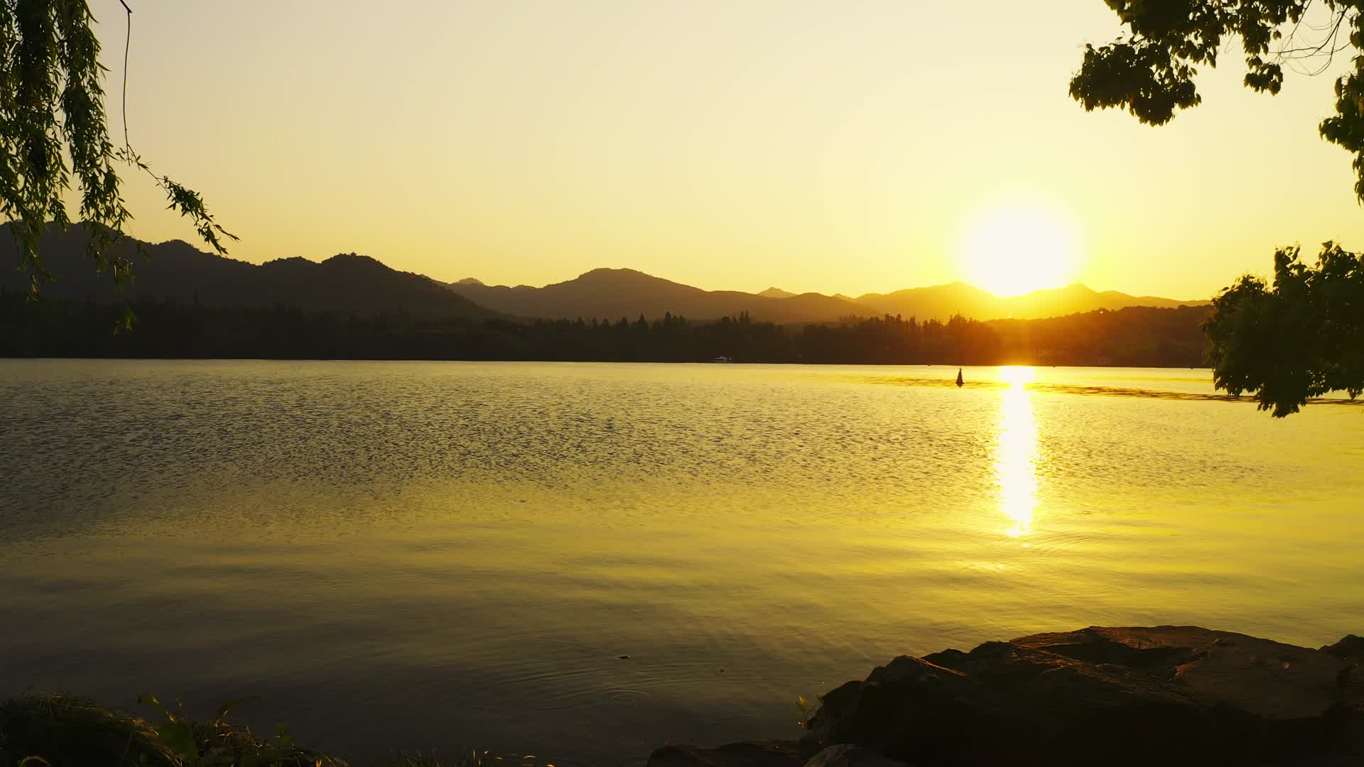 航拍西湖的金色夕阳美景视频的预览图