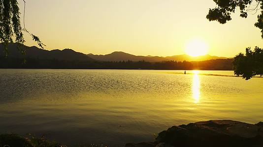 航拍西湖的金色夕阳美景视频的预览图