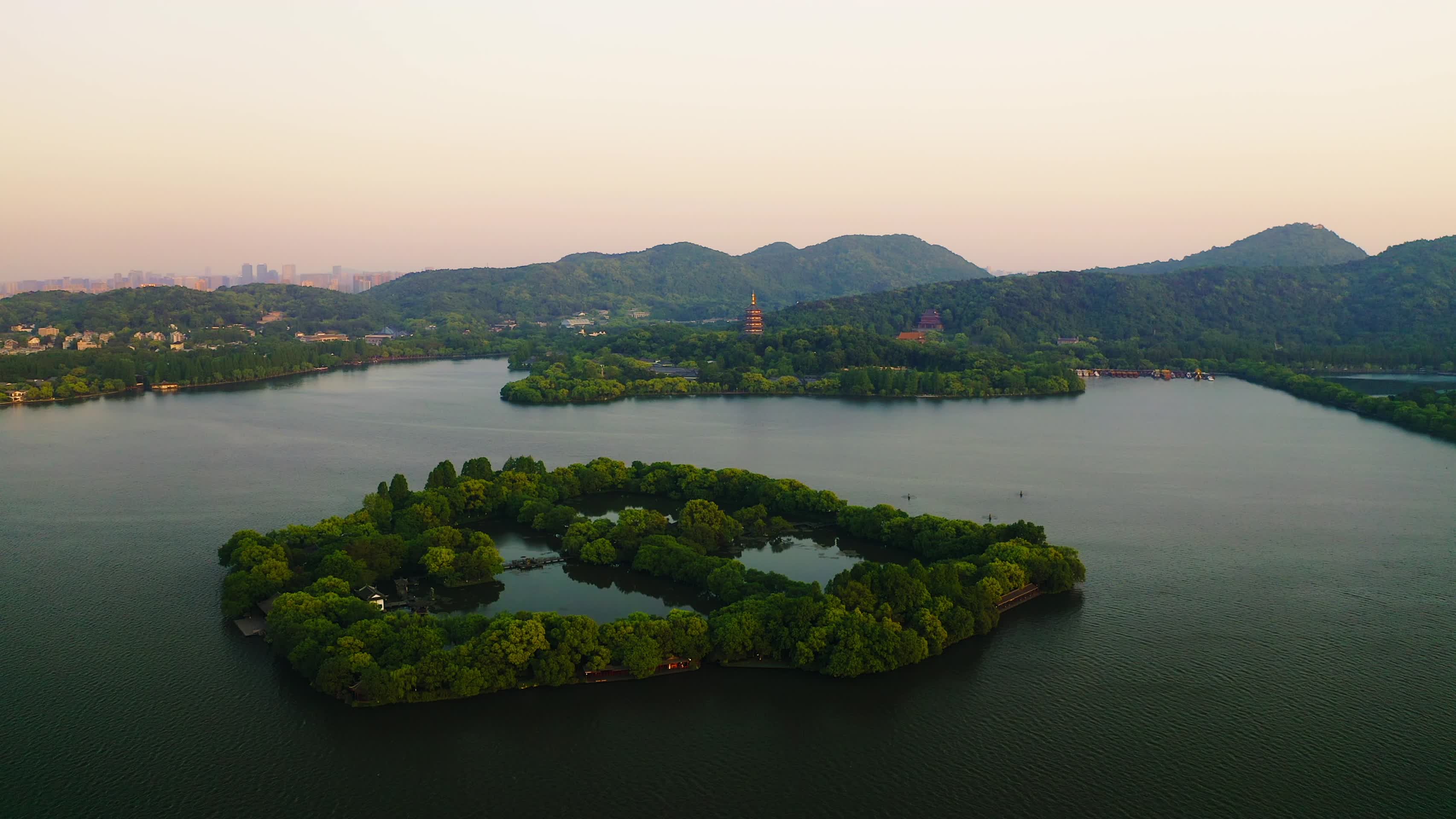 浙江杭州西湖雷峰塔4K航拍视频的预览图