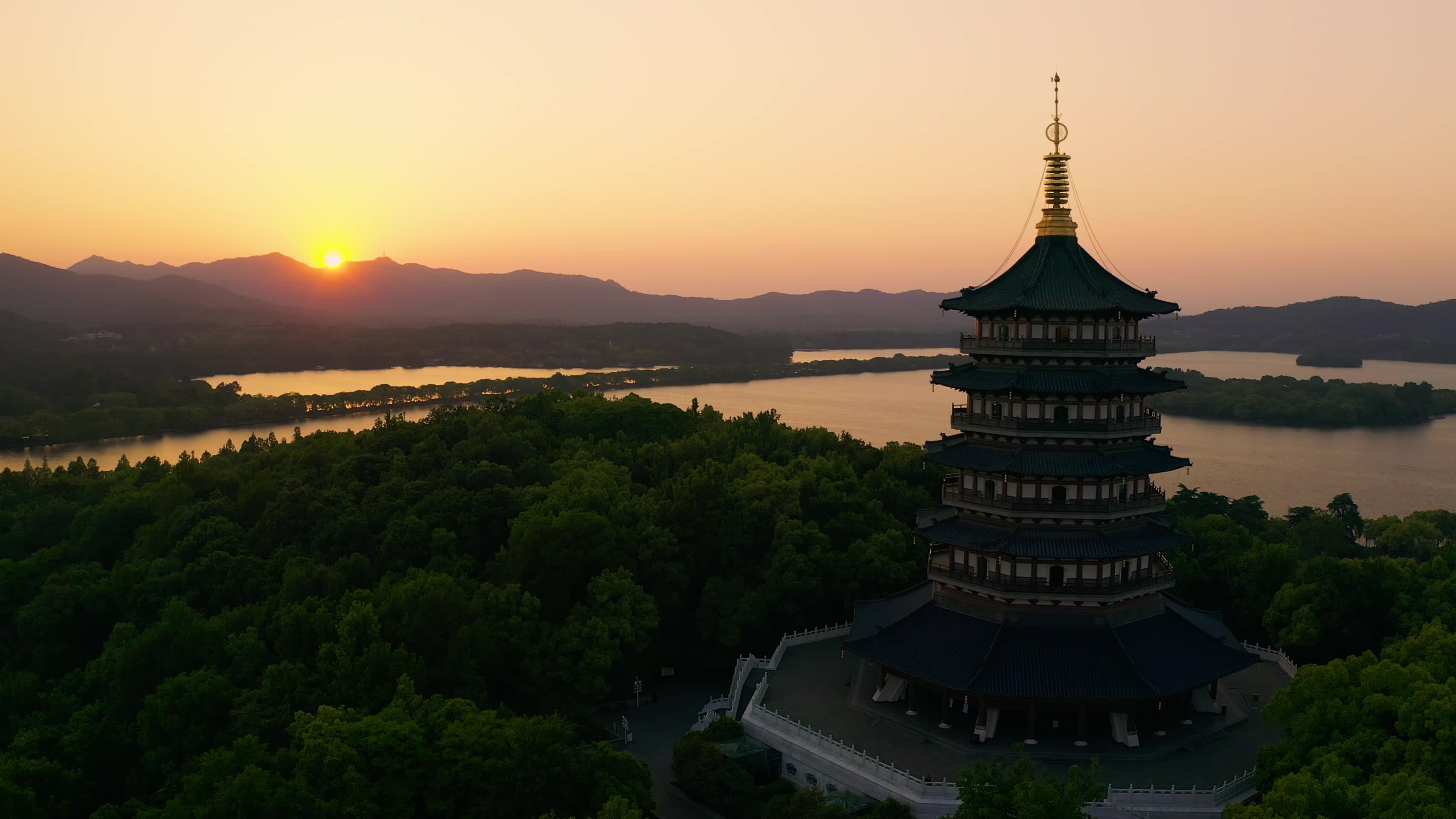 浙江杭州西湖雷峰塔4K航拍视频的预览图