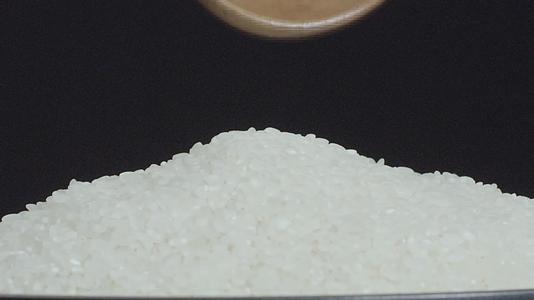 米粒稻粒撒落升格视频的预览图