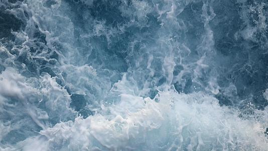 唯美意境波涛骇浪海浪后浪浪花特写海面海水视频的预览图