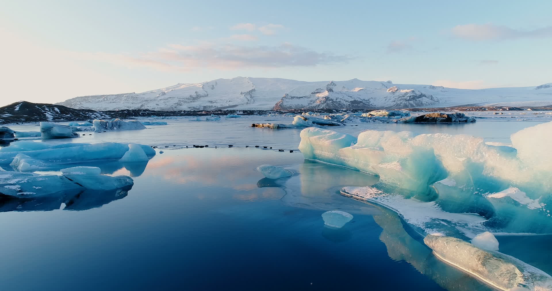 意境唯美北极南极破冰温室效应冰雪融化冰山视频的预览图