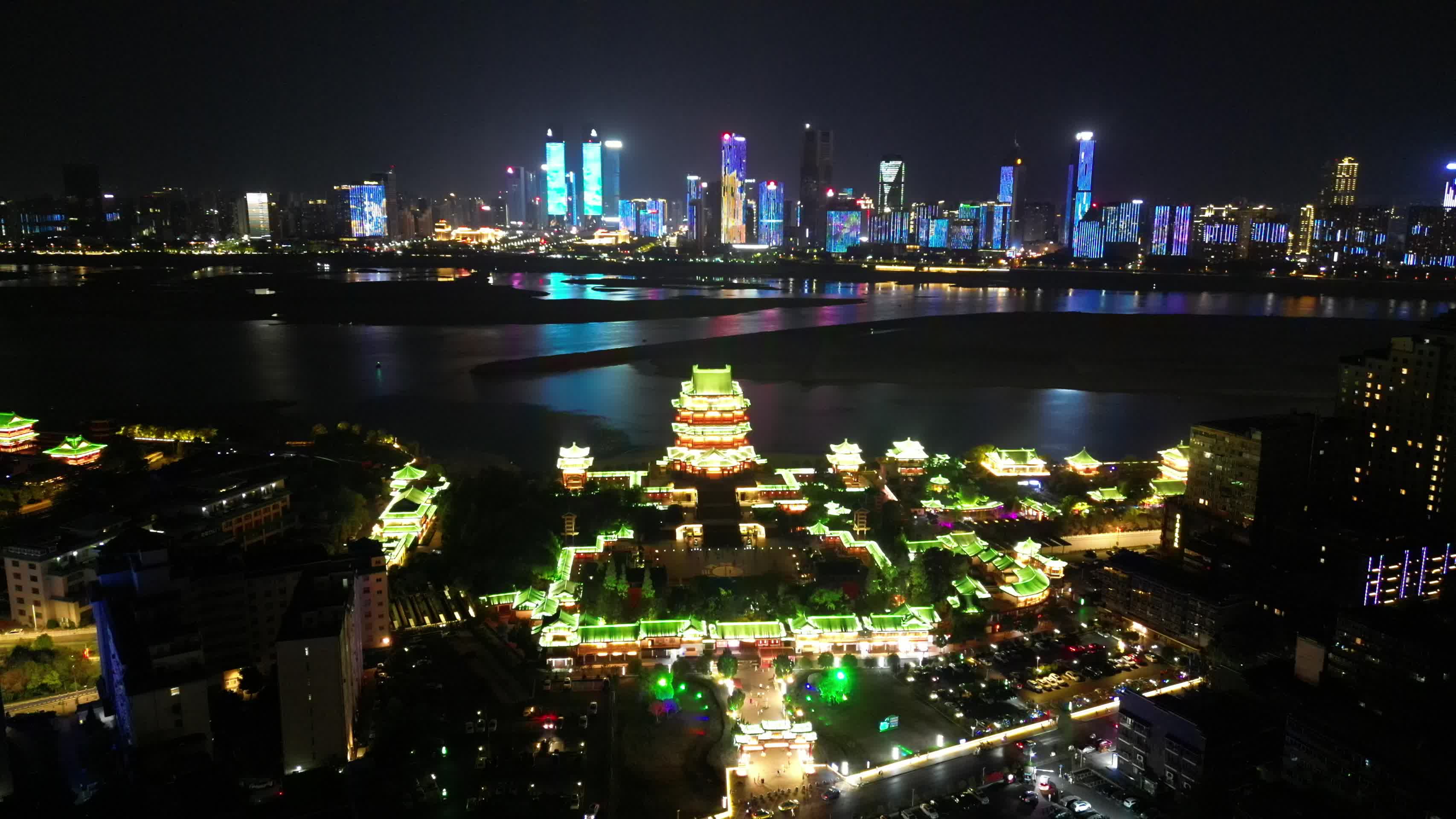 江西南昌滕王阁5A景区夜景灯光航拍视频的预览图