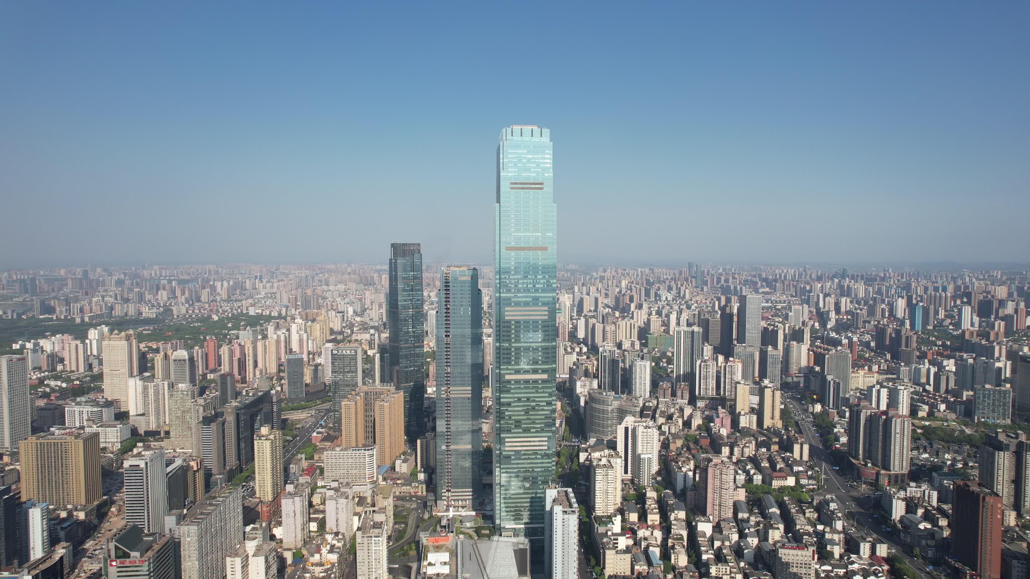 航拍湖南长沙国金中心第一高楼视频的预览图