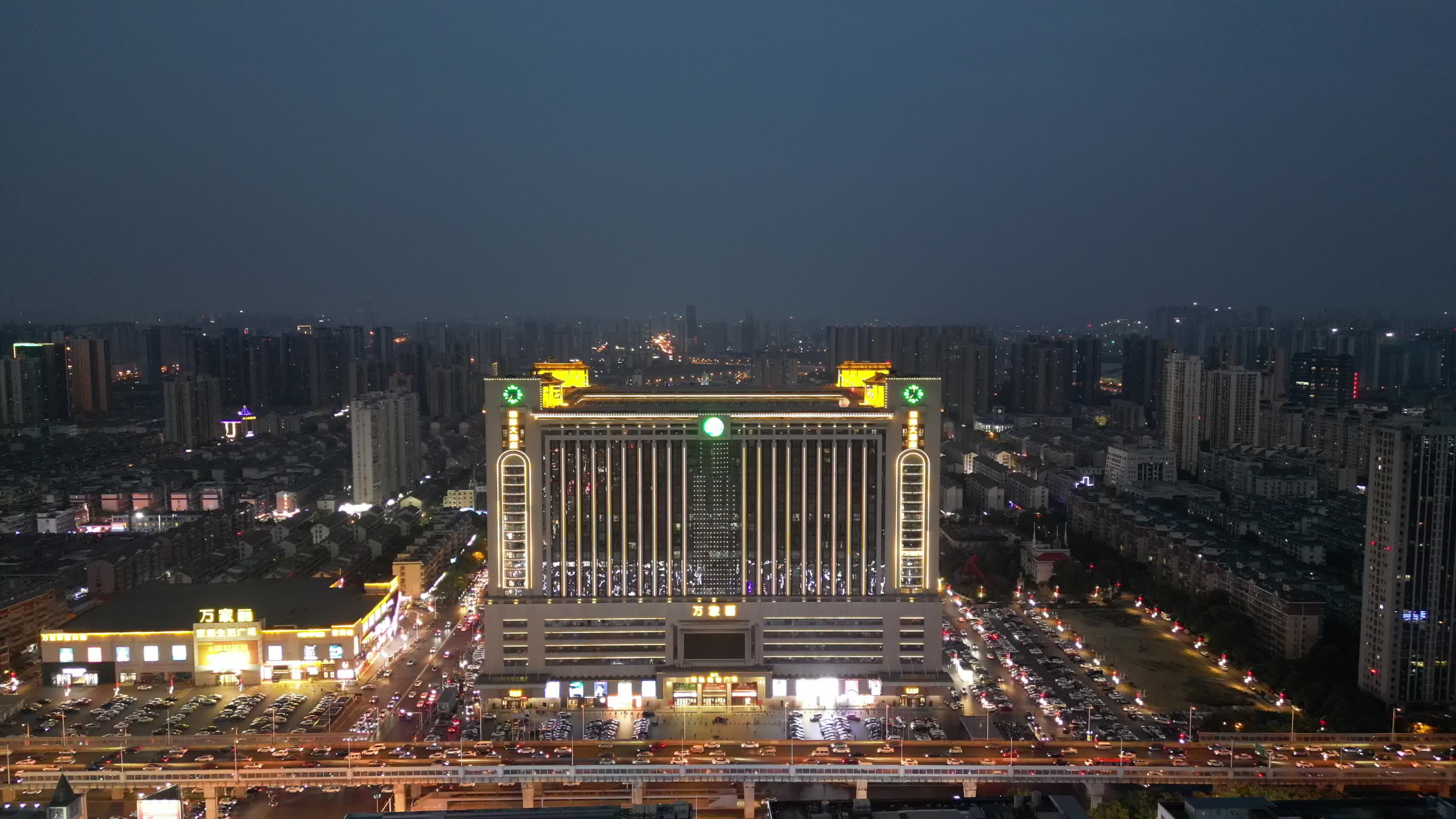 湖南长沙万家丽广场夜景航拍视频的预览图