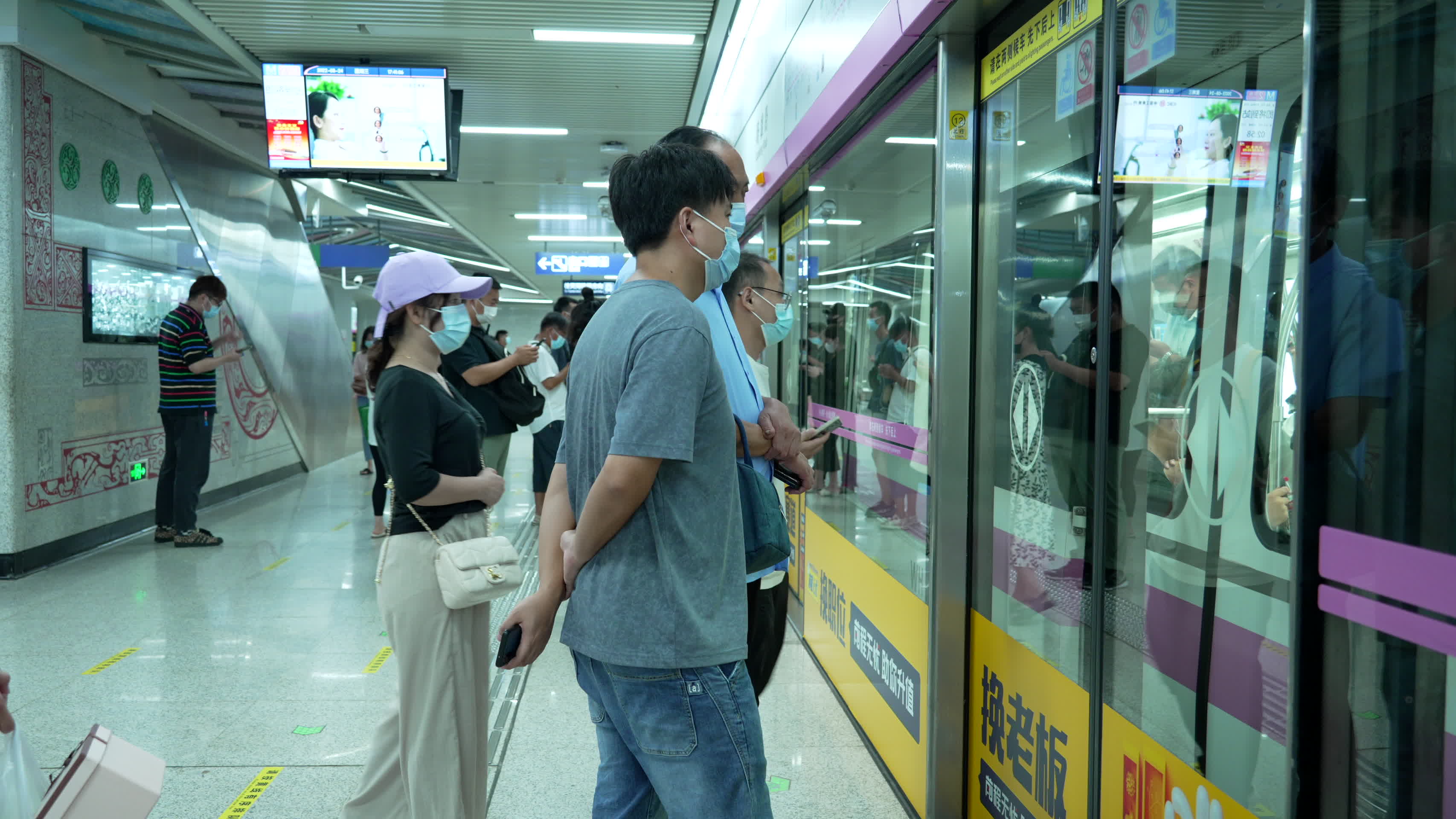 武汉地铁站人流上下班扫码上车下车视频的预览图