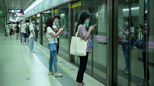 武汉地铁站人流上下班扫码上车下车视频的预览图