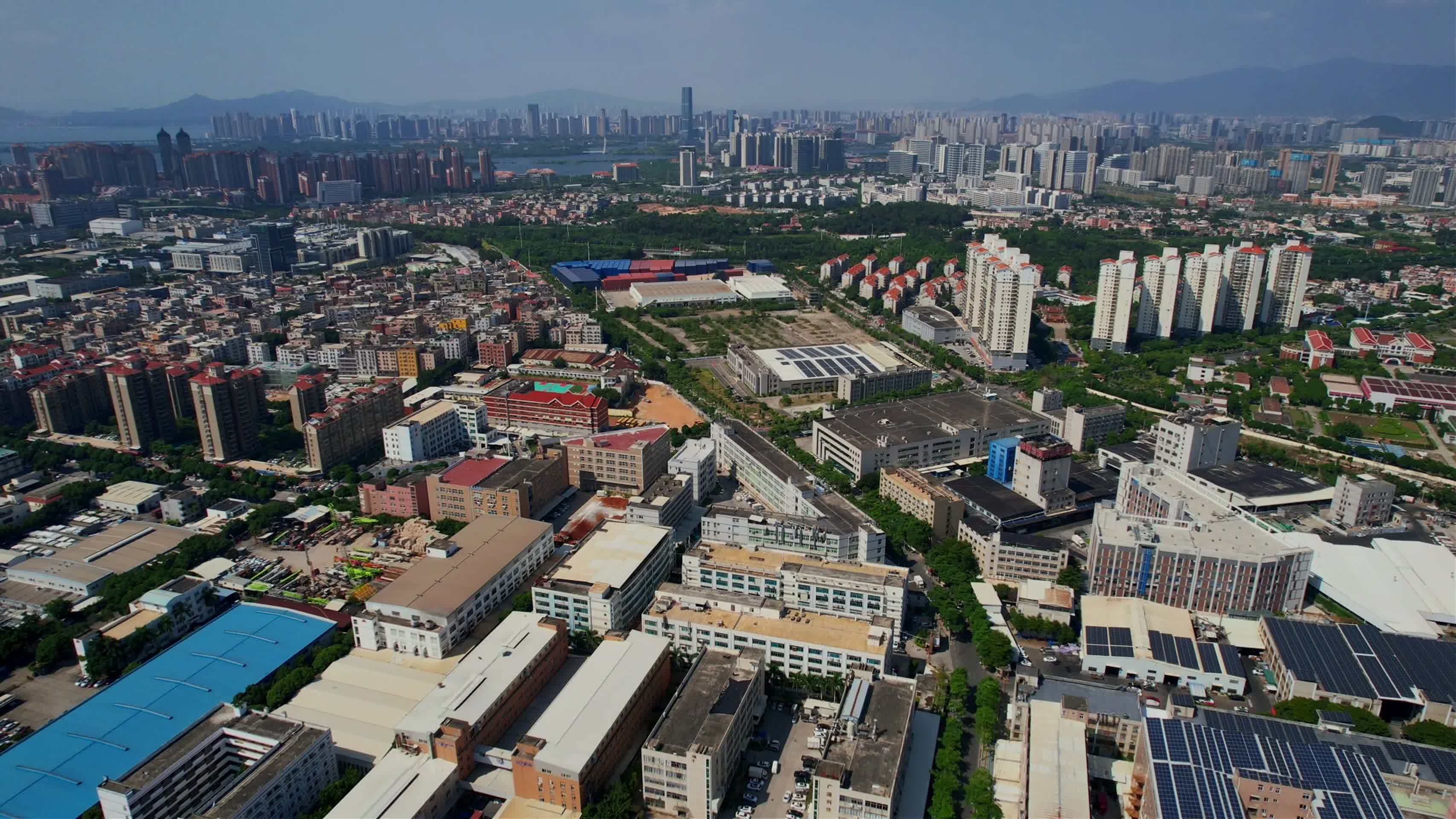 航拍厦门集美工业园景观视频的预览图