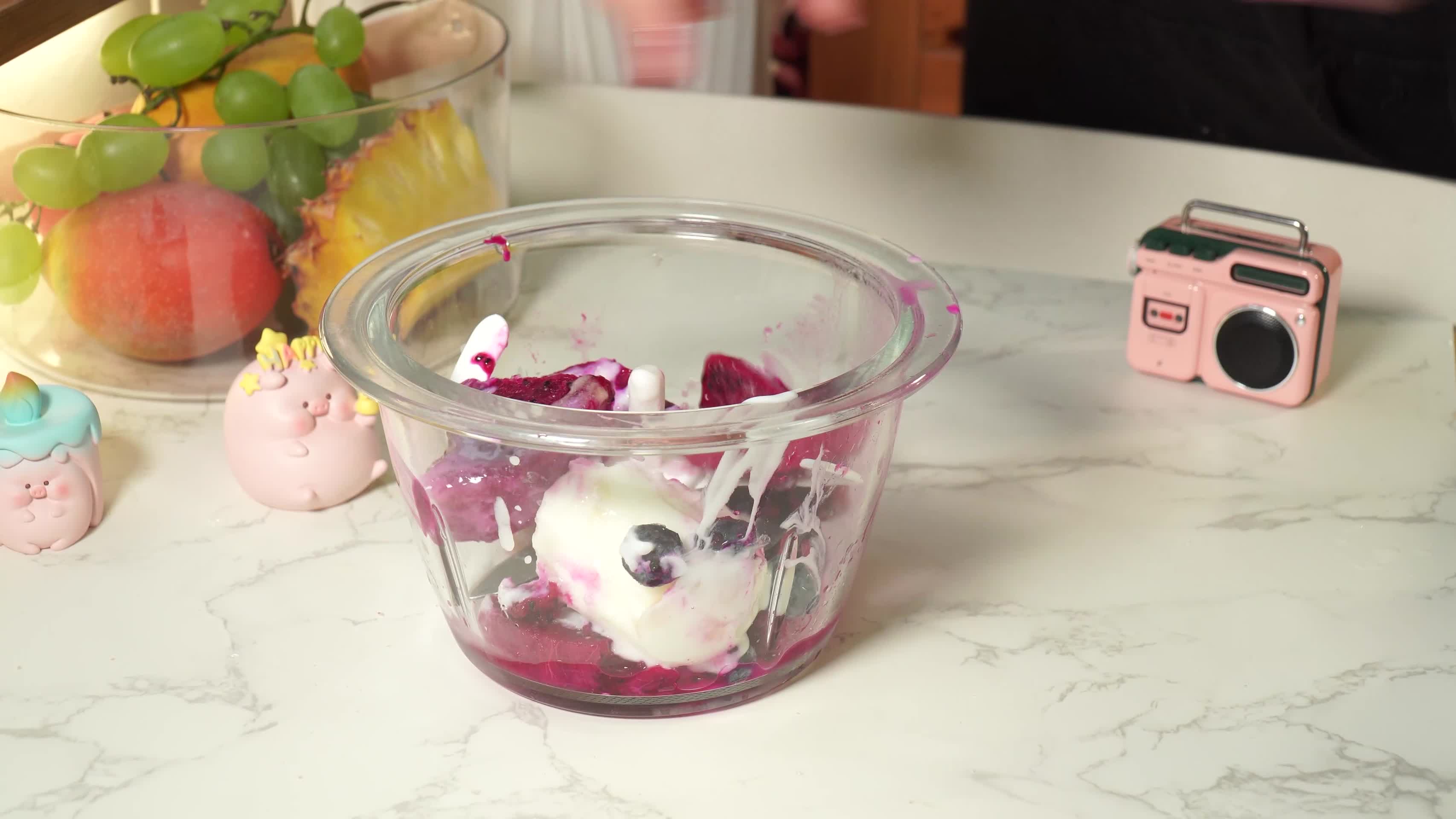 水果奶昔水果泥搅拌机视频的预览图