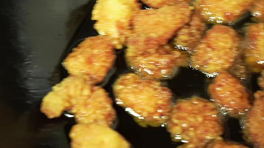油炸鸡块鸡米花垃圾食品视频的预览图