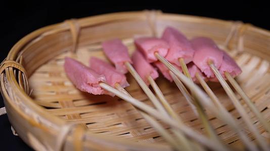 淀粉香肠串小串肉串钵钵鸡炸串烤串美食视频的预览图
