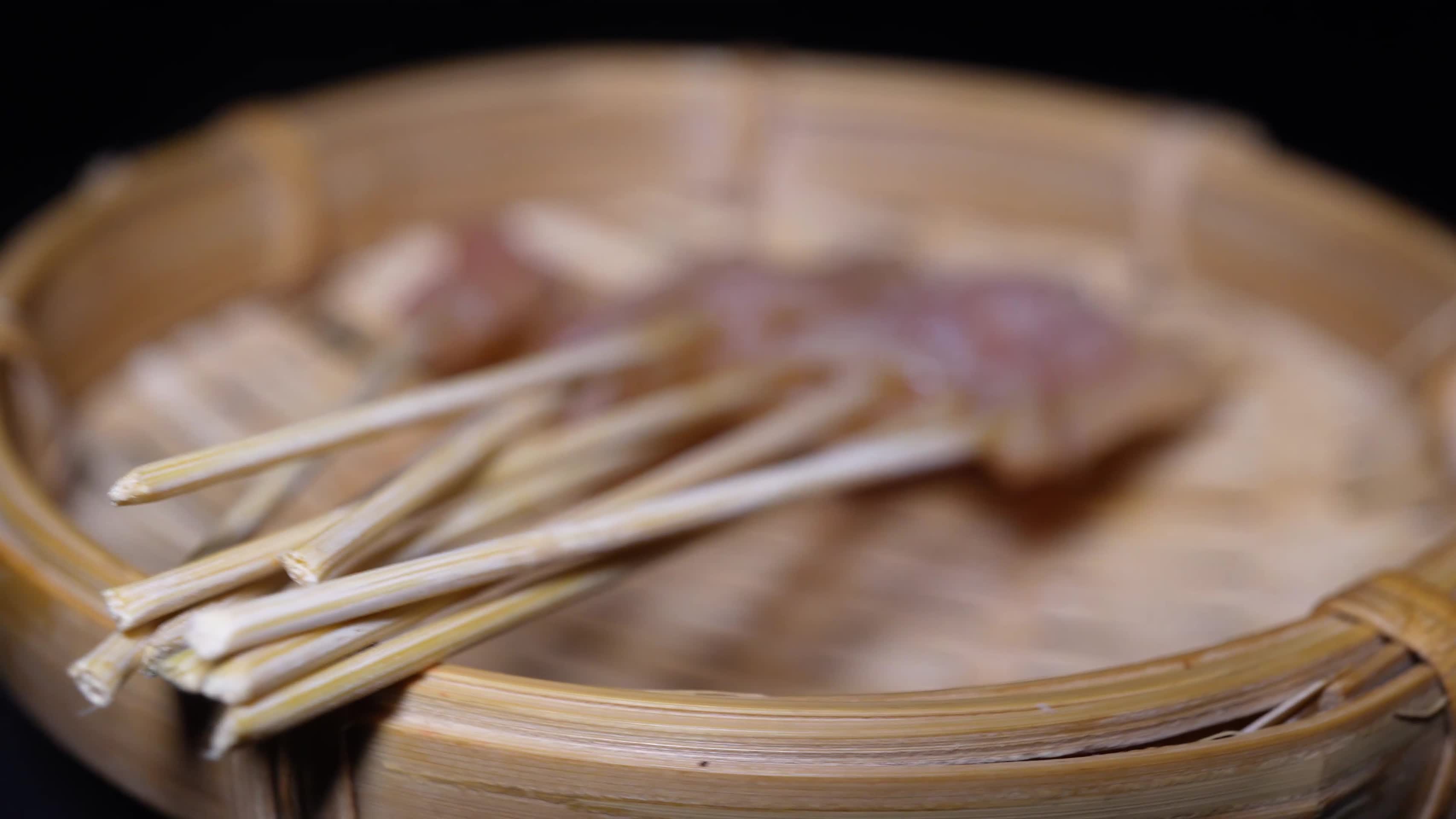 鸡肉串鸡胸肉串小串肉串钵钵鸡炸串烤串美食视频的预览图