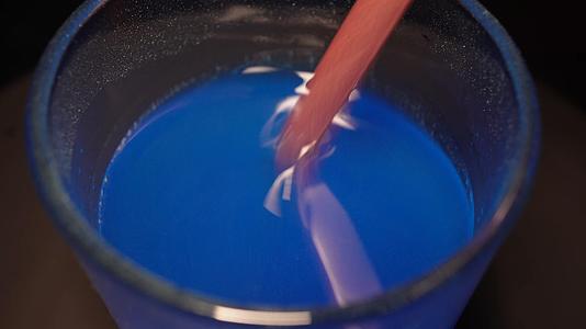 蓝莓果汁粉蓝色果汁粉硫酸铜溶液搅拌溶解视频的预览图