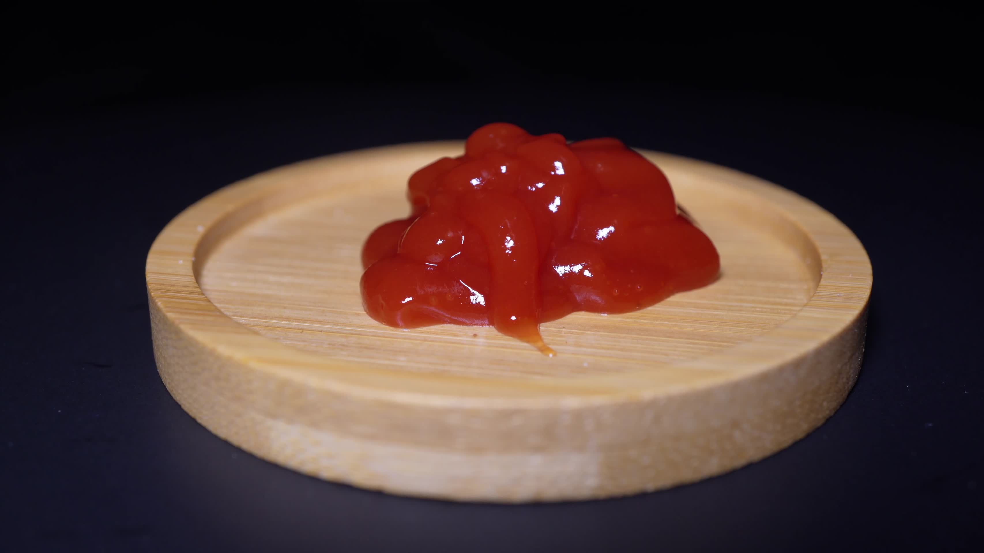 挤番茄酱调料西红柿酱视频的预览图