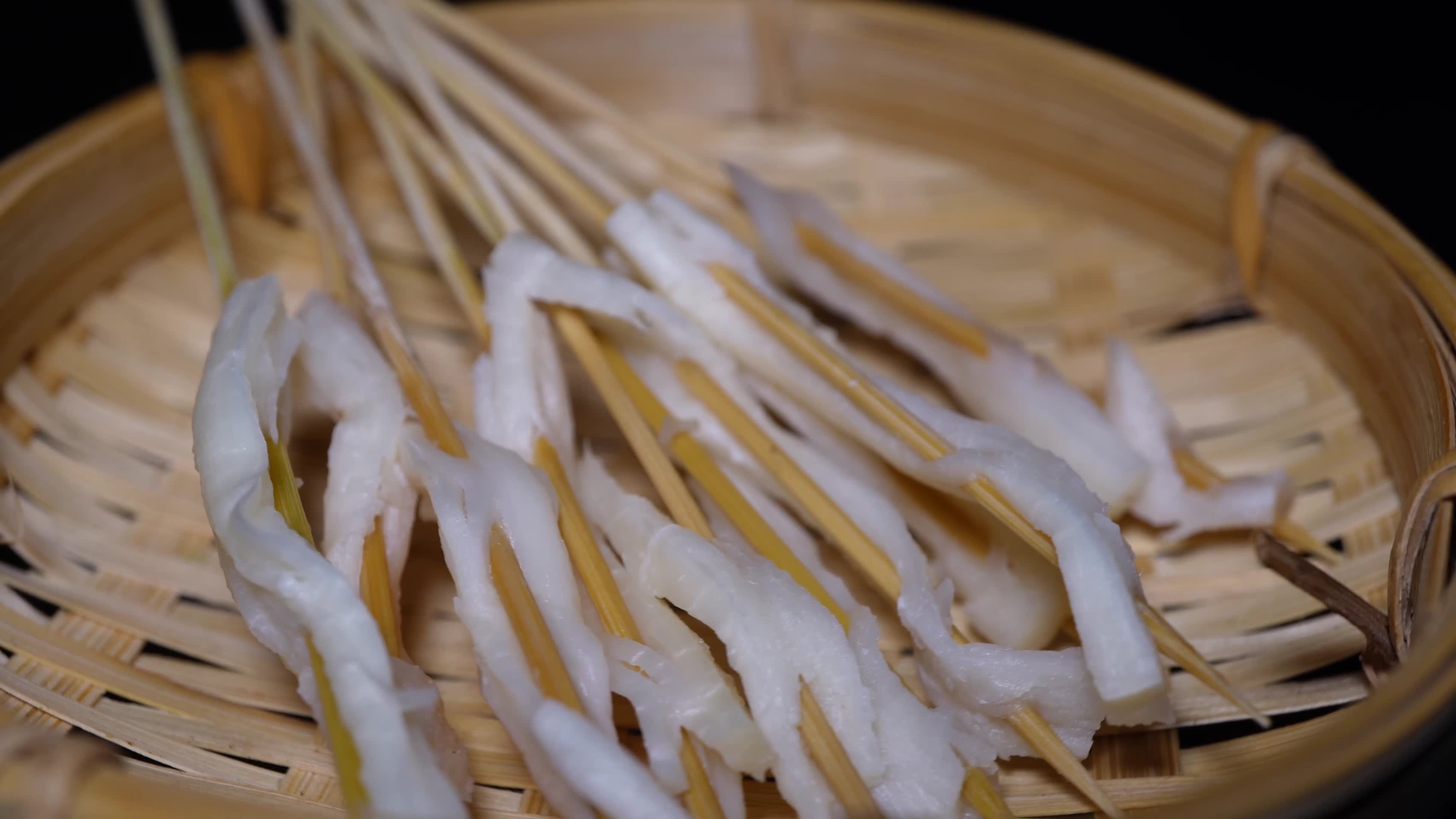 黄喉板筋串小串肉串钵钵鸡炸串烤串美食视频的预览图
