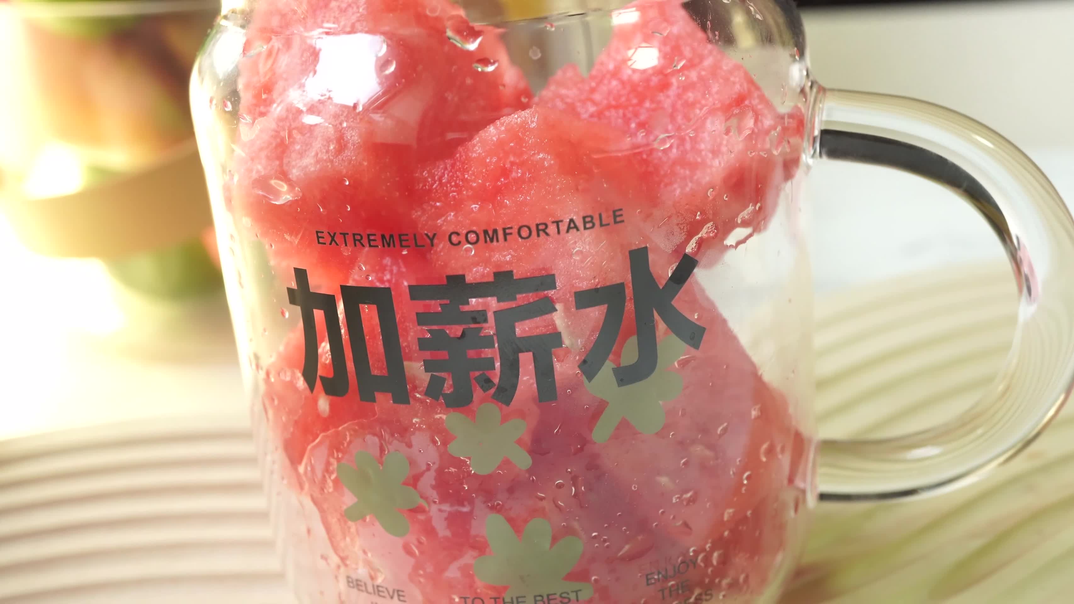 玻璃杯放入水果西瓜块榨汁视频的预览图