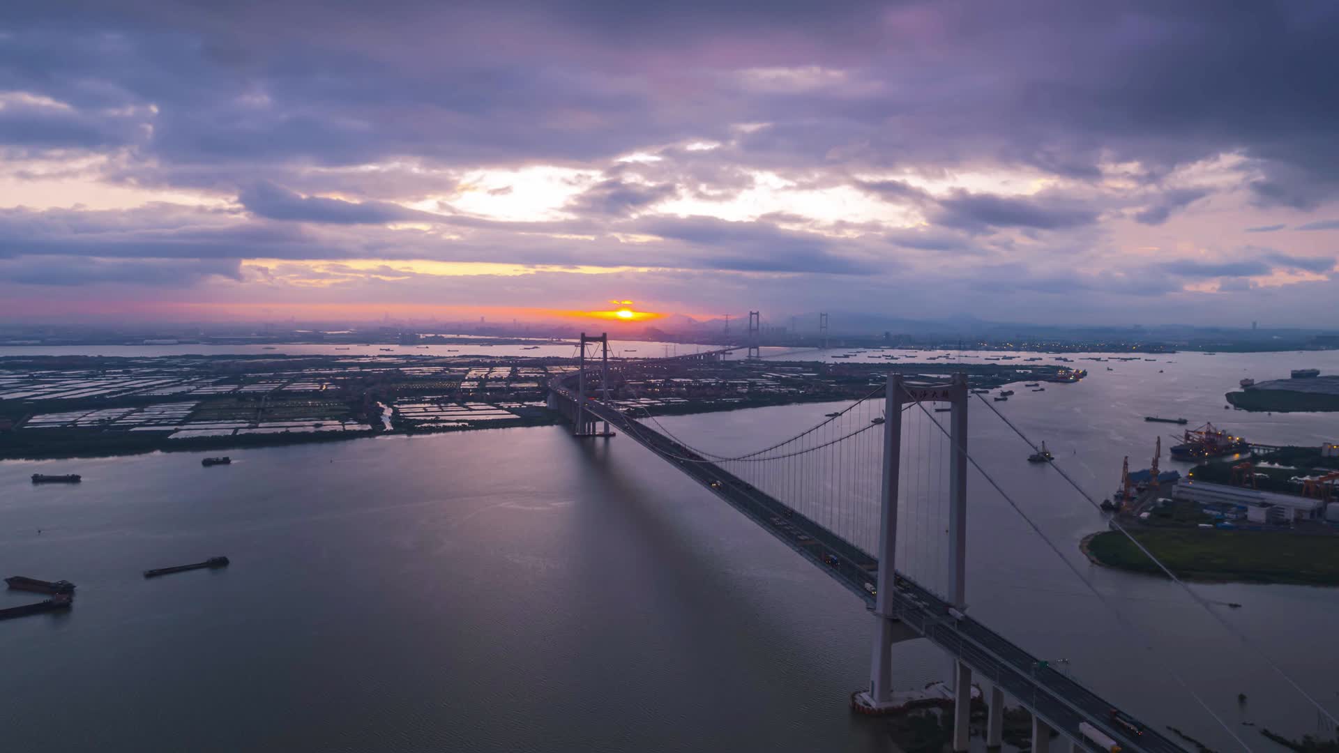8K航拍广州南沙大桥车流交通天空云层延时视频的预览图