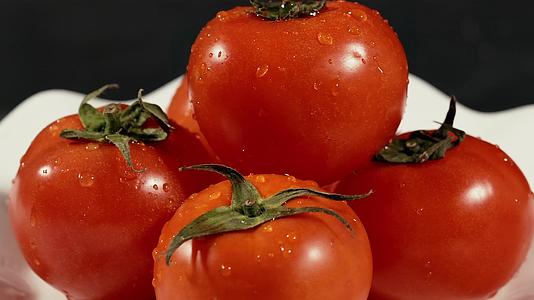 4k实拍切菜切西红柿视频的预览图