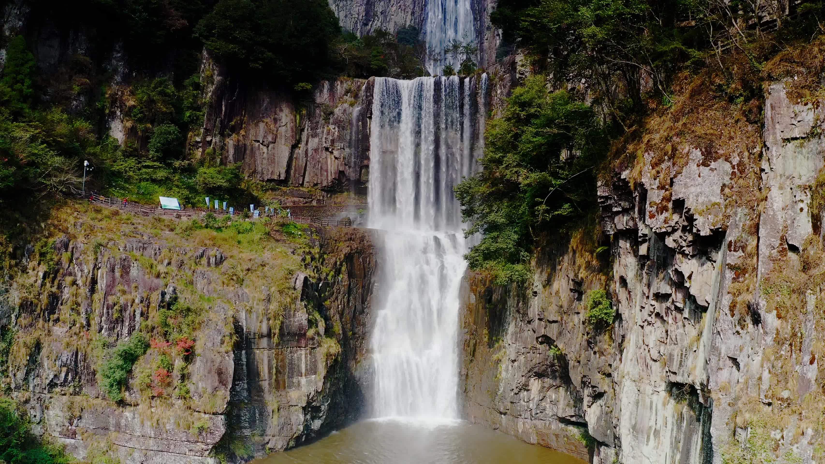 航拍山谷中的瀑布视频的预览图