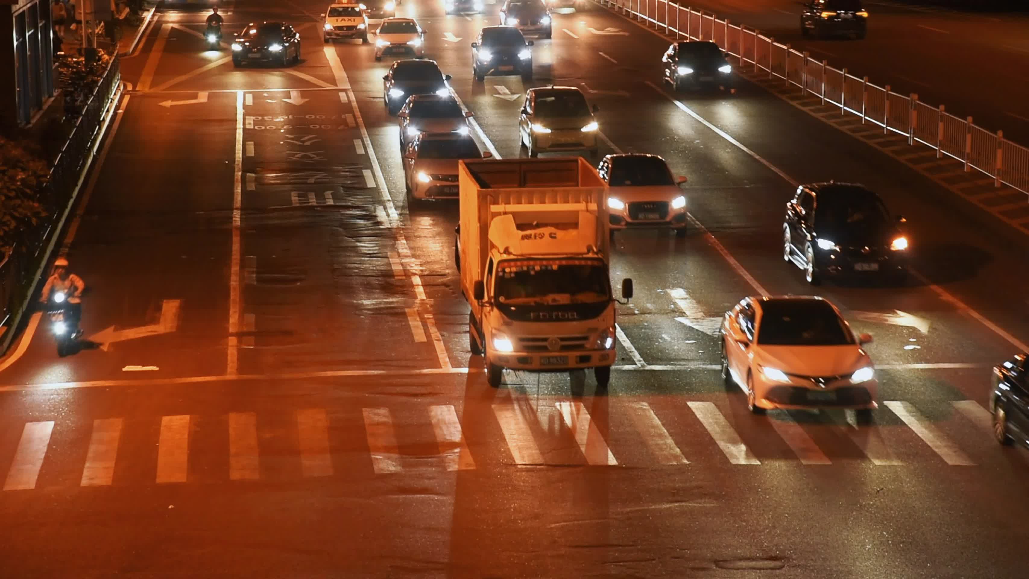 城市夜晚道路交通车流视频的预览图