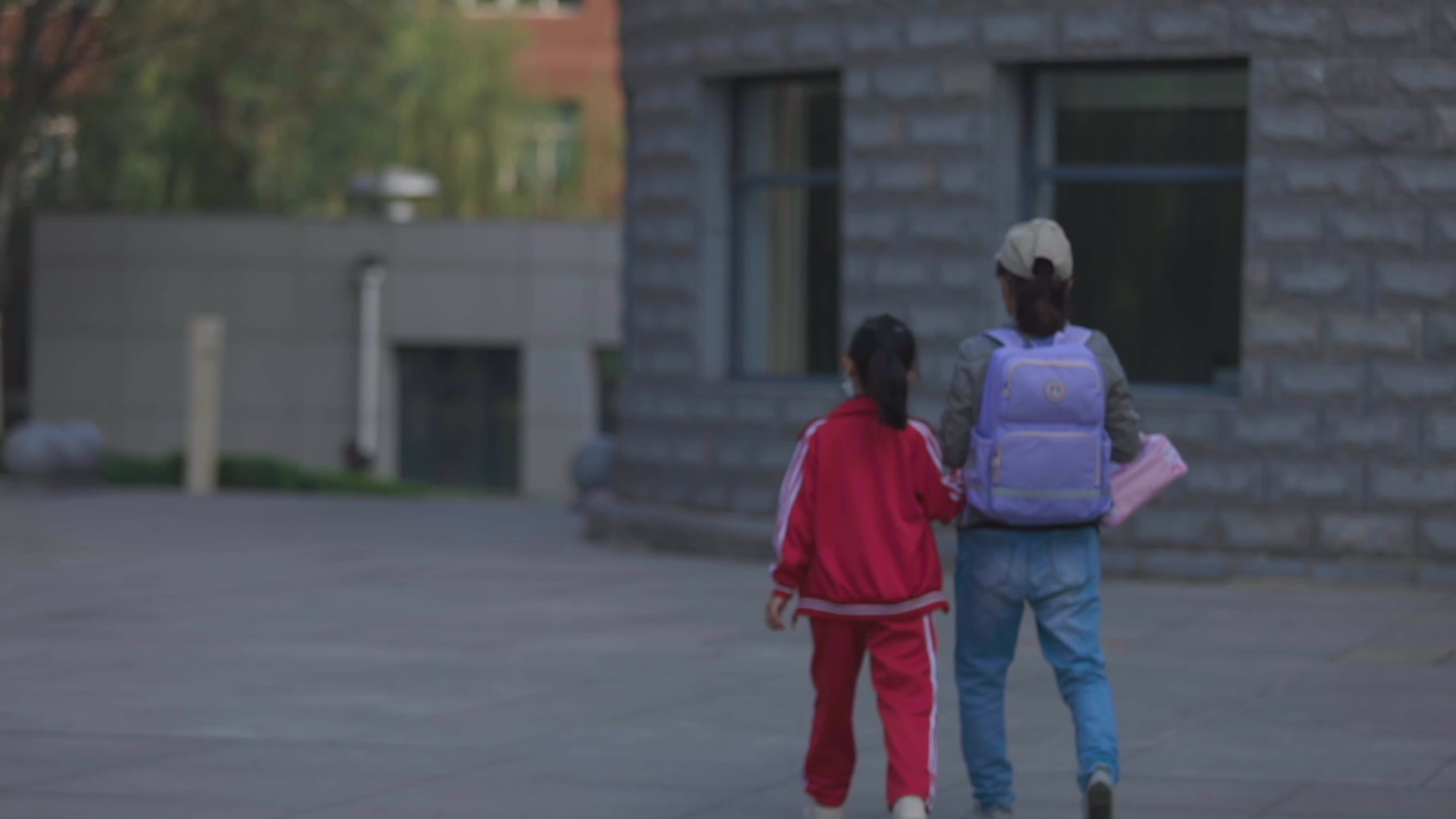 实拍孩子上学家长接送测体温视频的预览图
