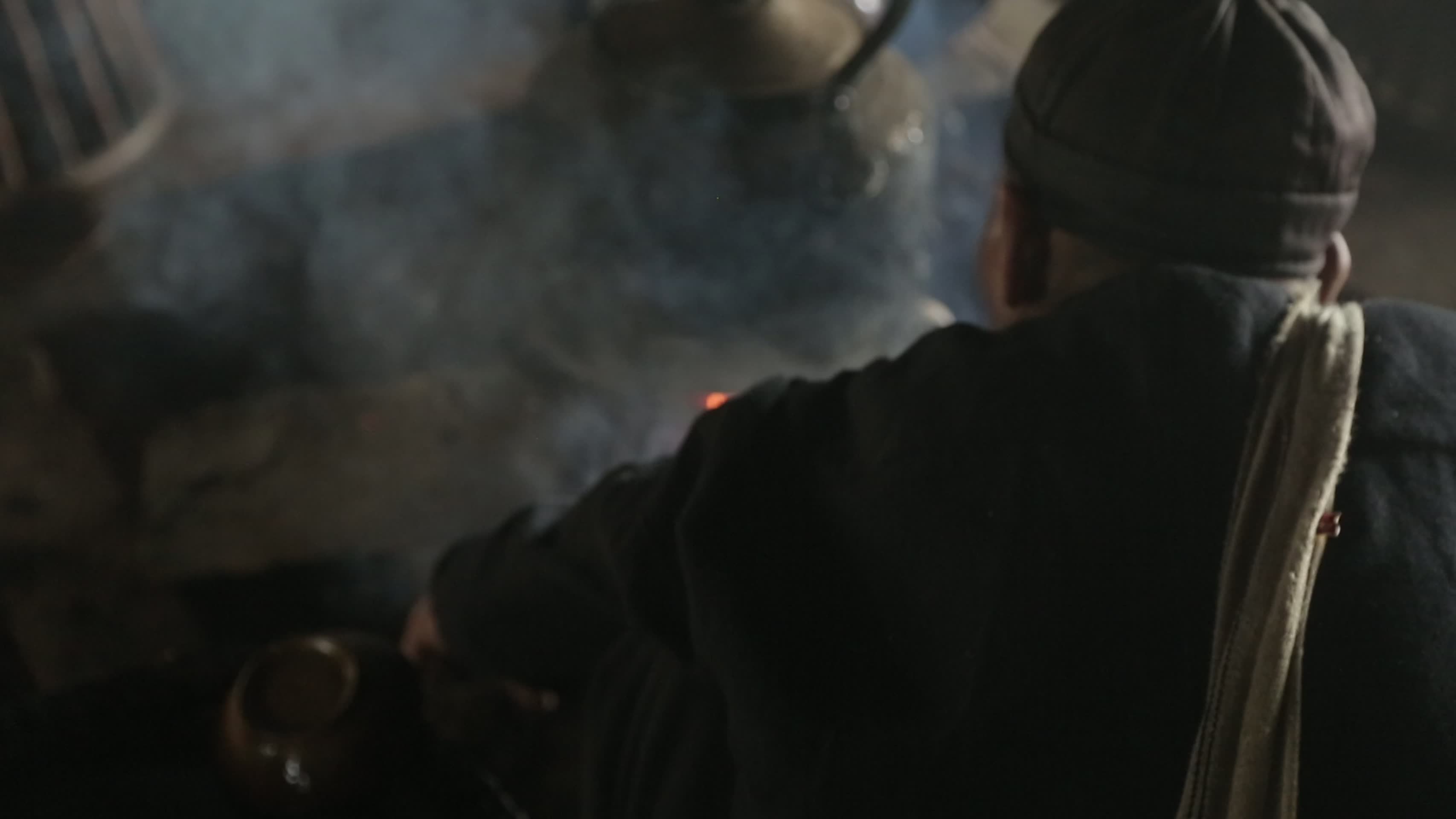 大山农村老人木屋生火煮茶视频的预览图