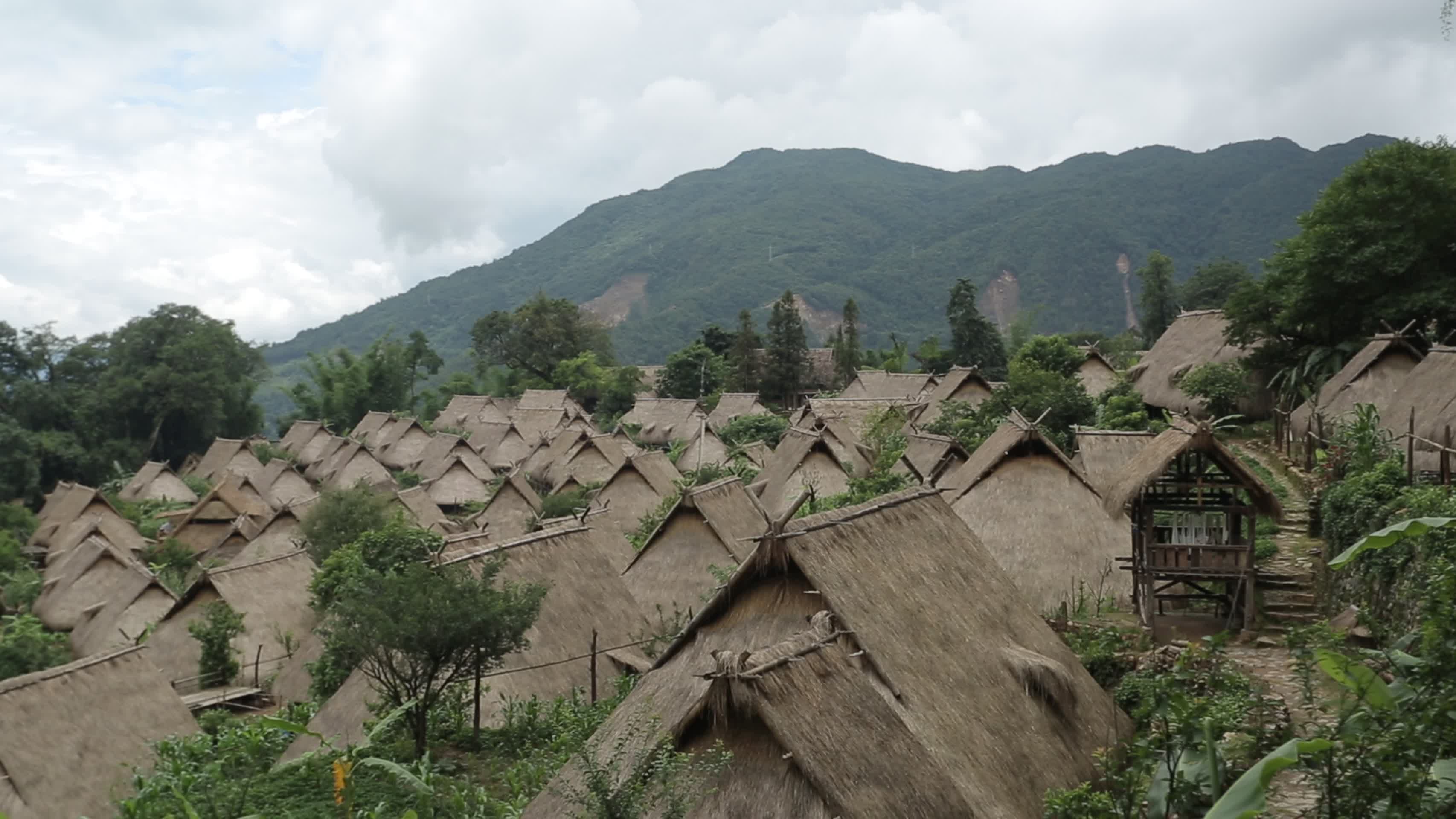 翁丁古寨部落少数民族茅草房群视频的预览图
