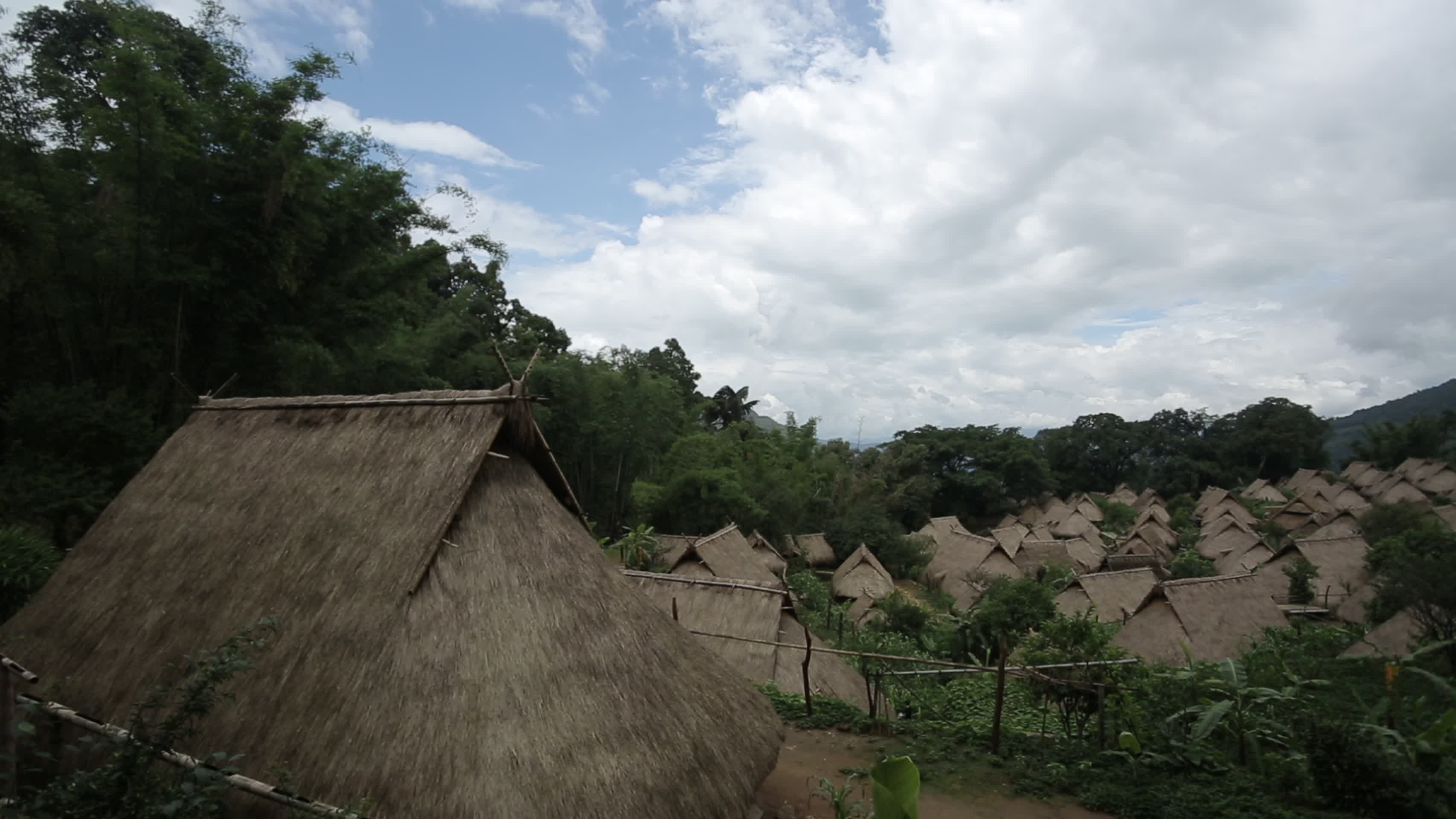 翁丁古寨部落少数民族茅草房视频的预览图