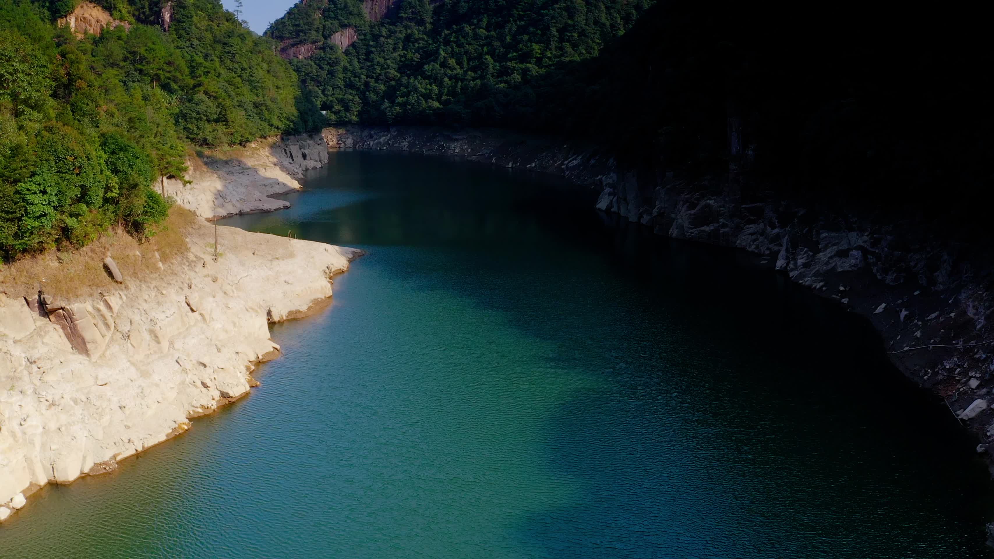 浙江温州文成龙麒源景区湖泊4K航拍视频的预览图