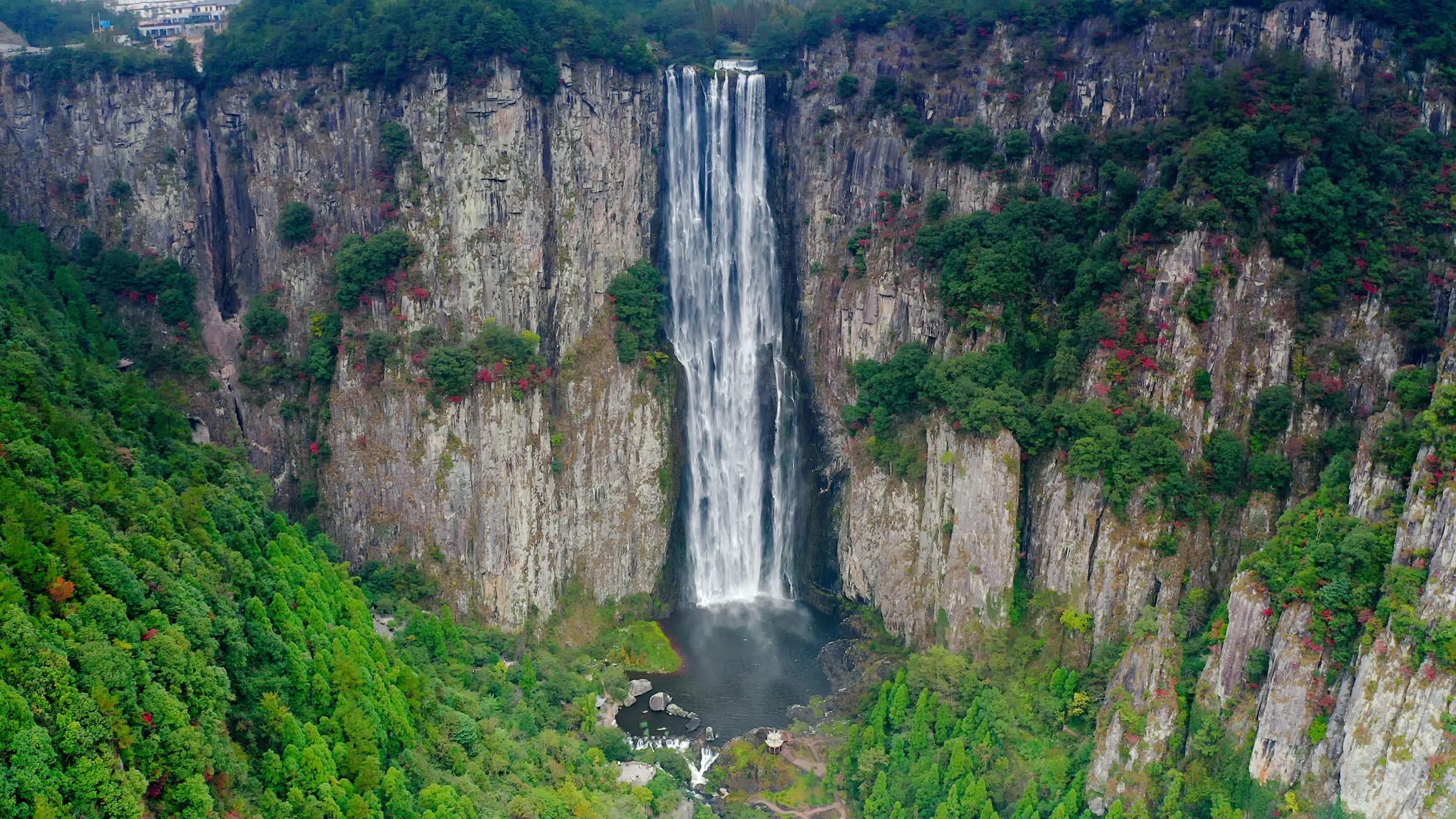 浙江温州文成百丈漈景区瀑布4K航拍视频的预览图