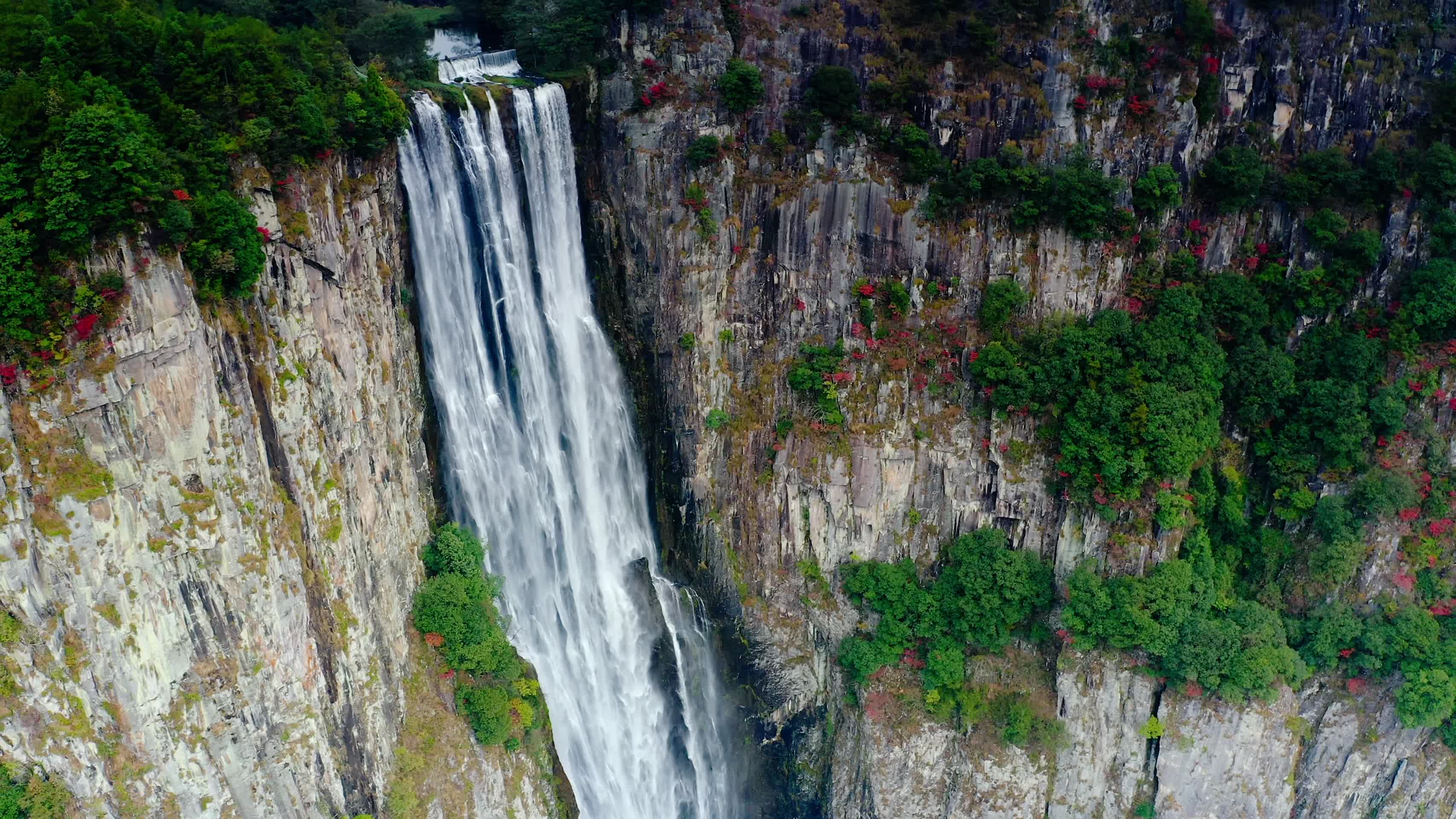 浙江温州文成百丈漈景区俯拍瀑布4K航拍视频的预览图