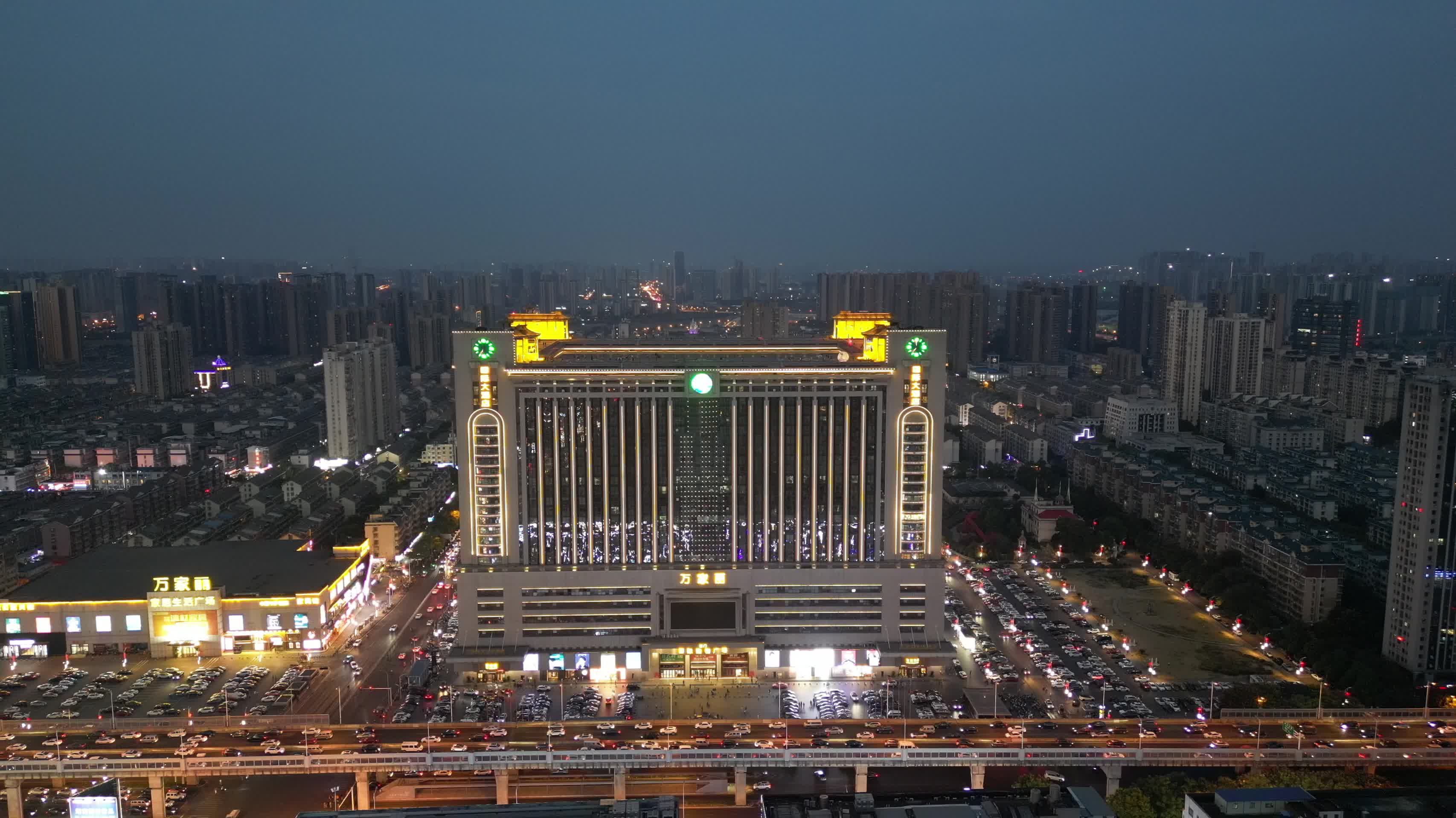 湖南长沙万家丽广场夜景航拍视频的预览图