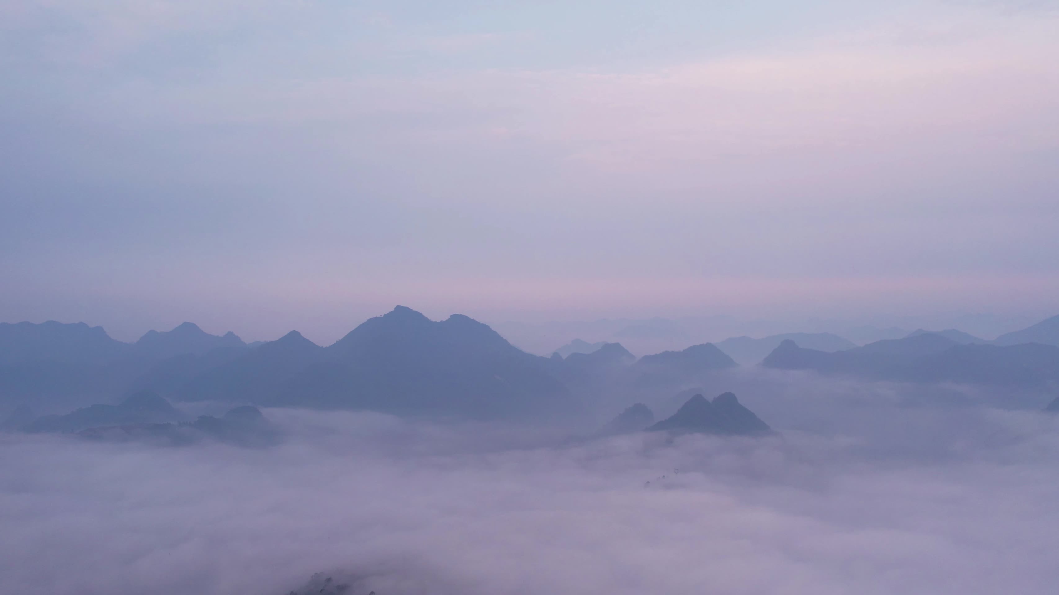 4K飞跃岩滩美女峰清晨云海视频的预览图