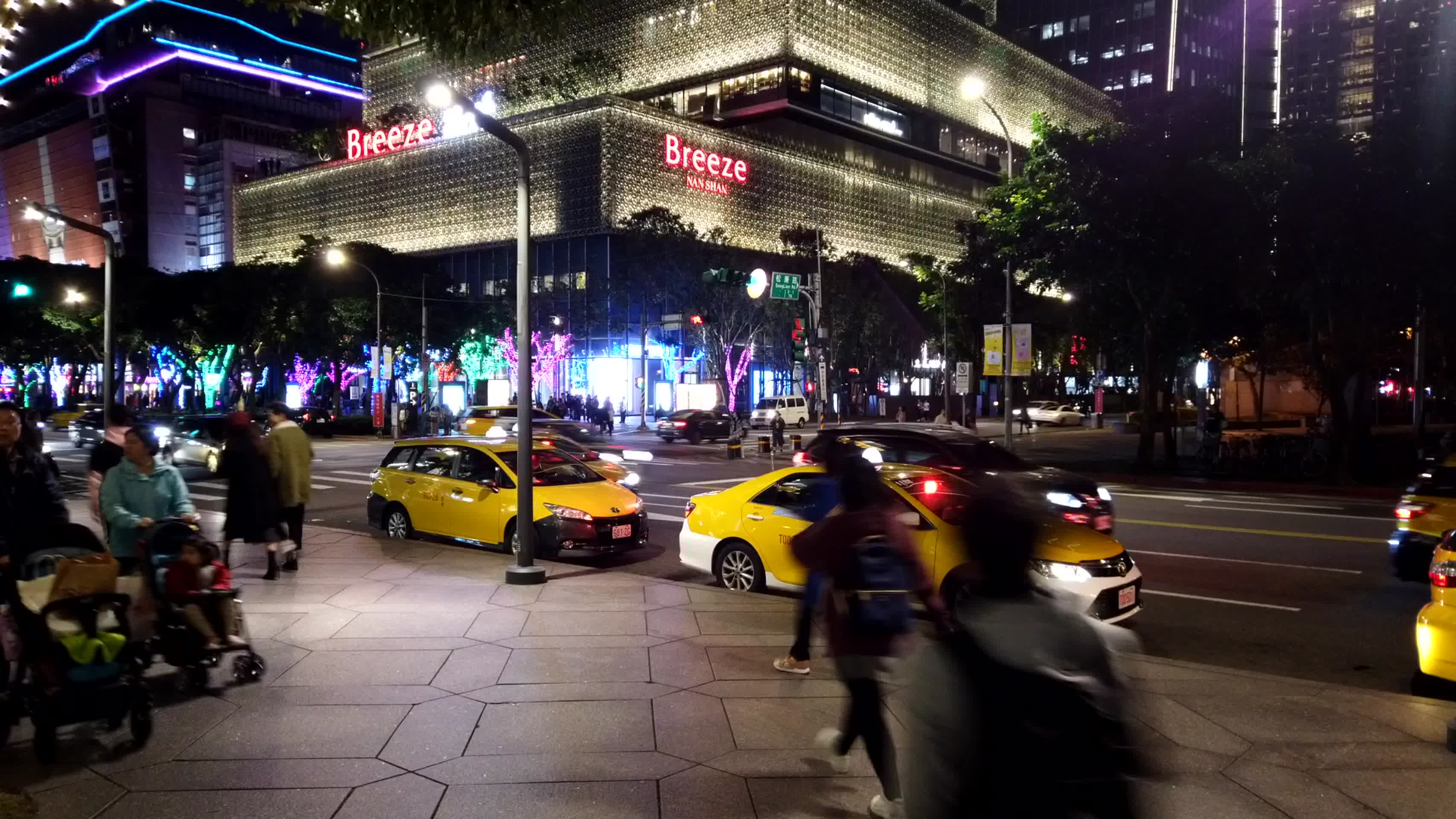 台湾台北城市交通夜景延时摄影视频的预览图