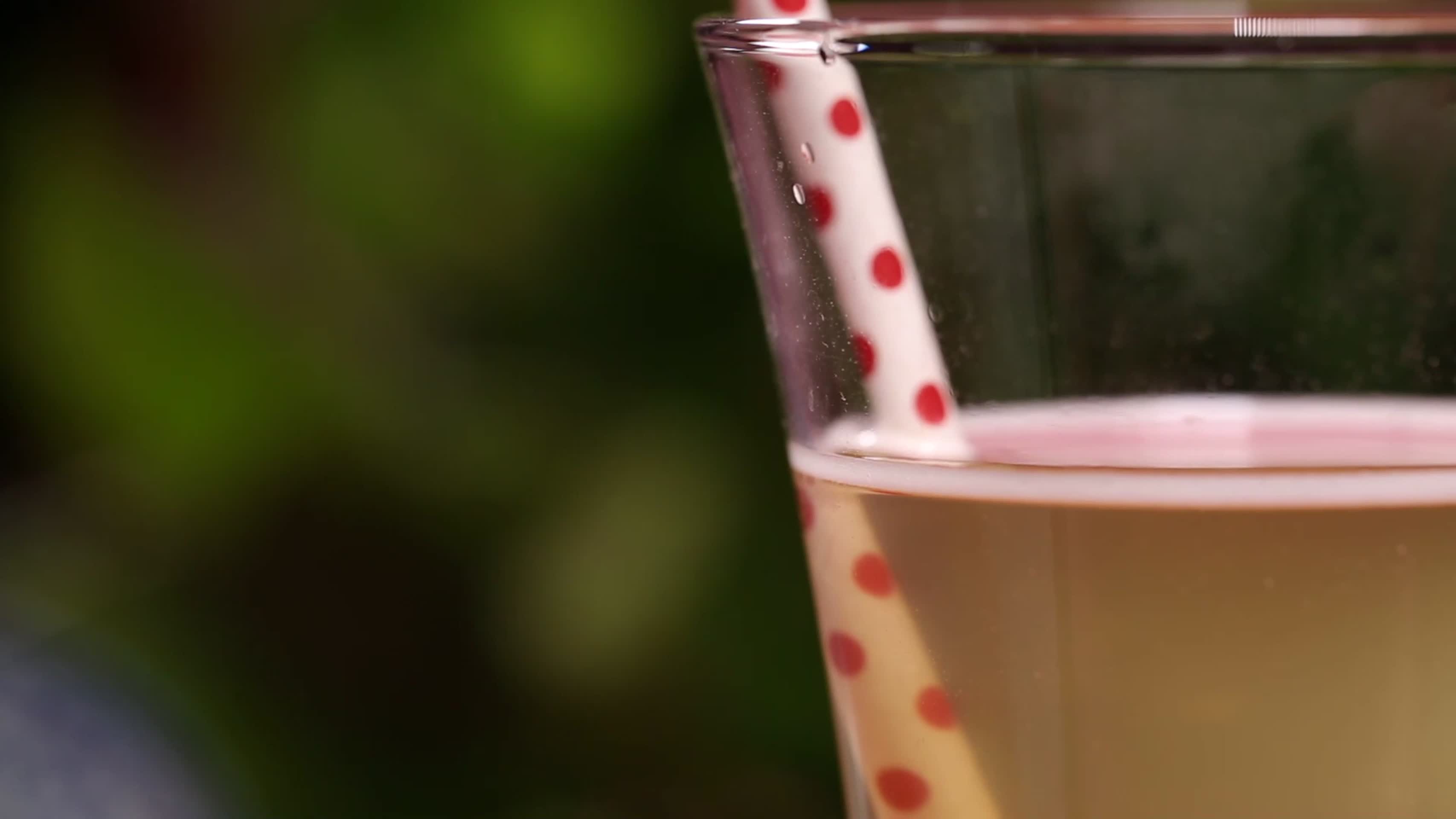 镜头合集冲泡果珍果汁饮品吸管玻璃杯视频的预览图