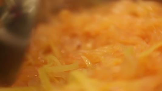 镜头合集果肉柚子皮煮制柚子茶视频的预览图