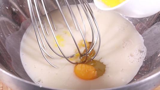 镜头合集打蛋器发鸡蛋制作甜点视频的预览图