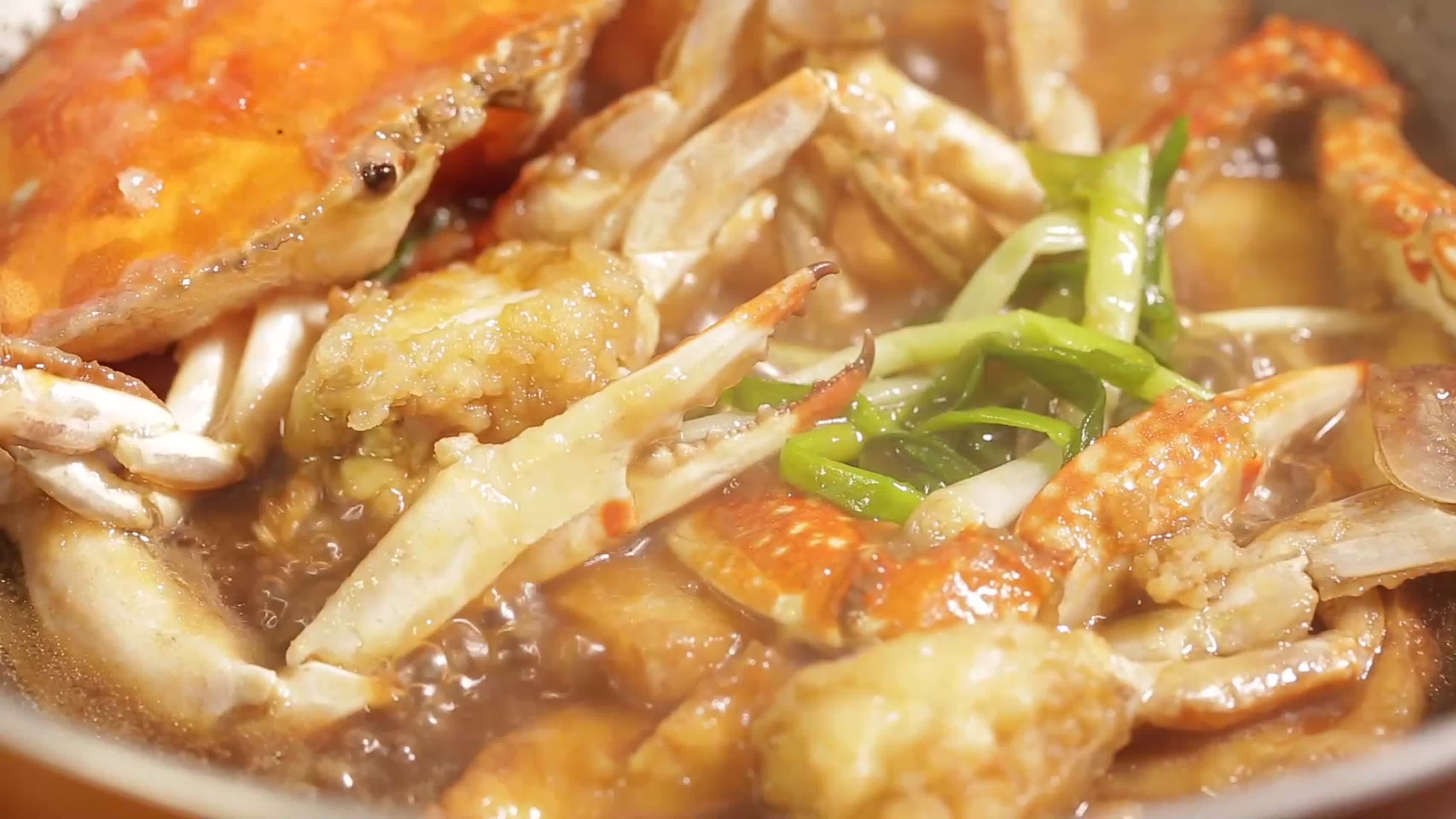 镜头合集厨师炒制豆腐烧螃蟹视频的预览图