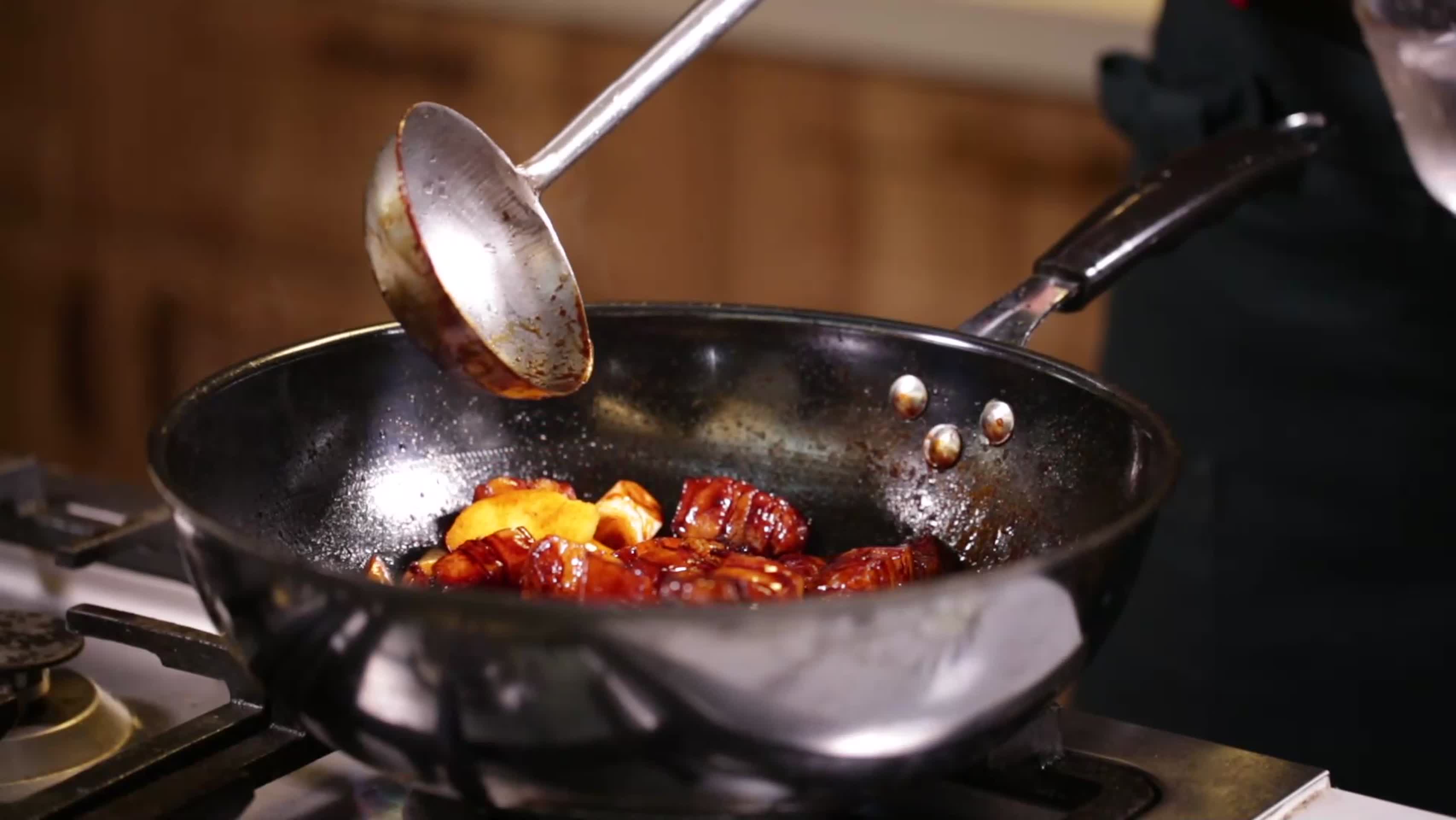 镜头合集炖煮红烧肉视频的预览图