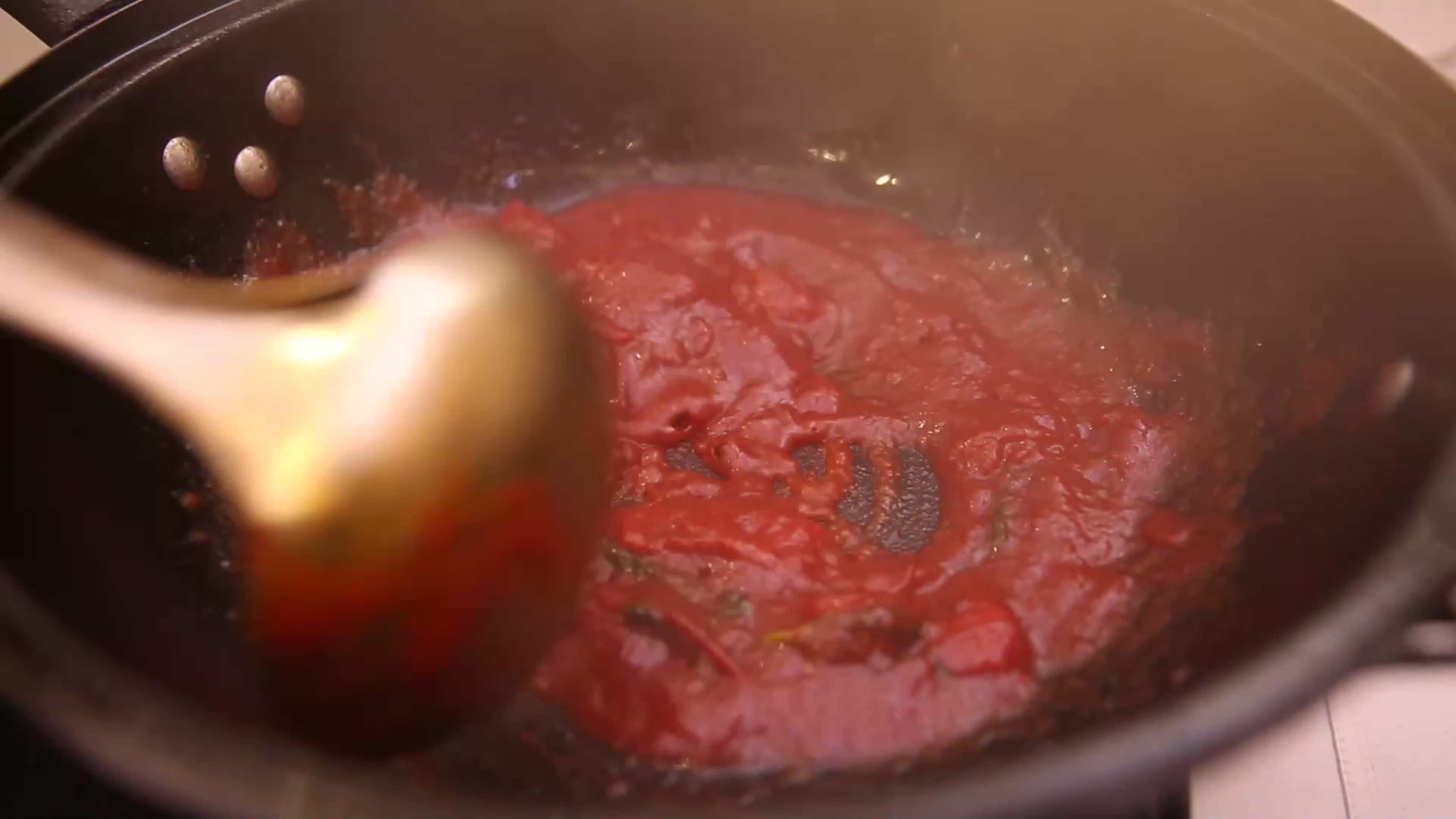 镜头合集大厨炒制番茄汁底料视频的预览图